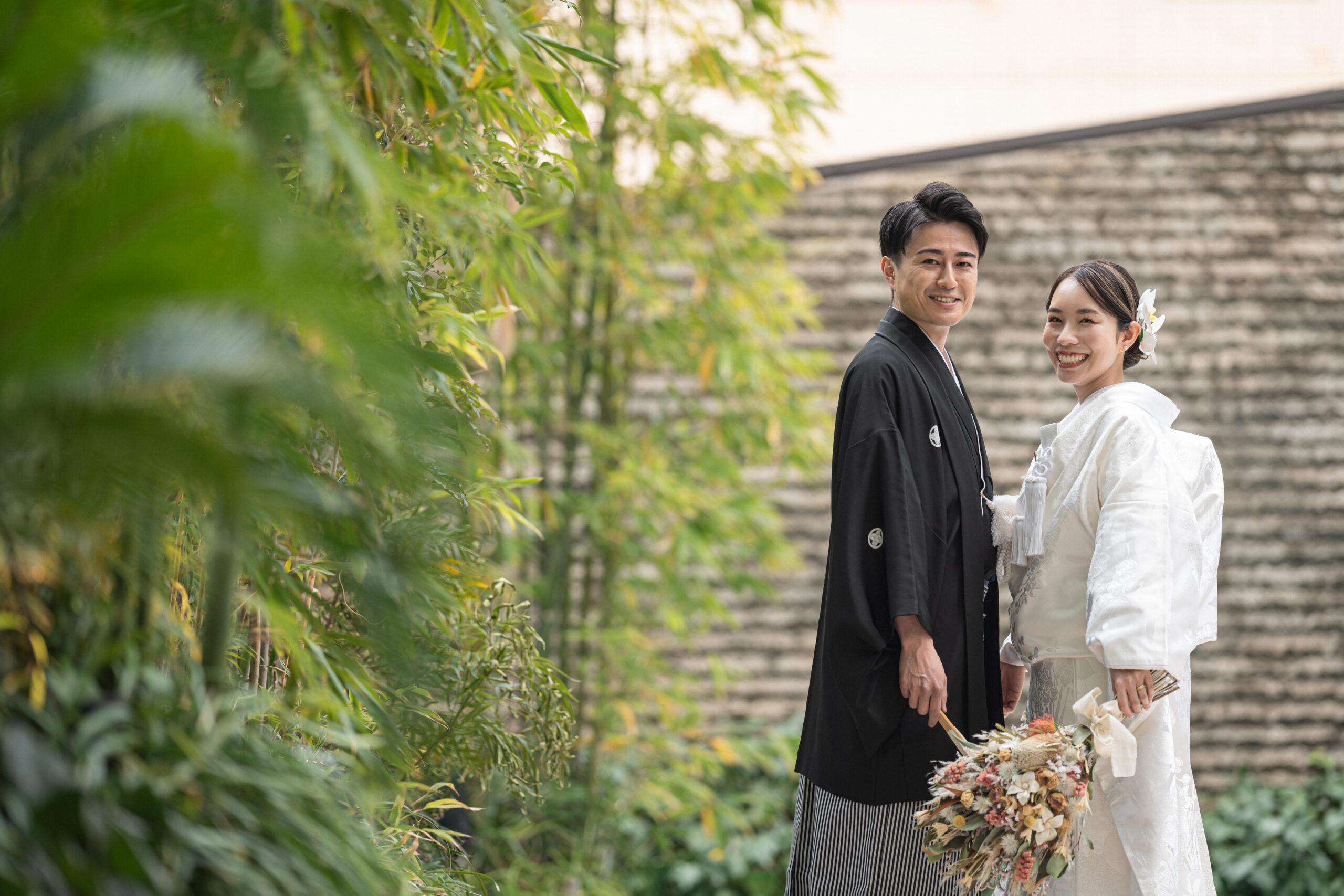 ザトリートドレッシング神戸店でお取り扱いしている正絹の白無垢で前撮りをされたご新郎ご新婦様のご紹介