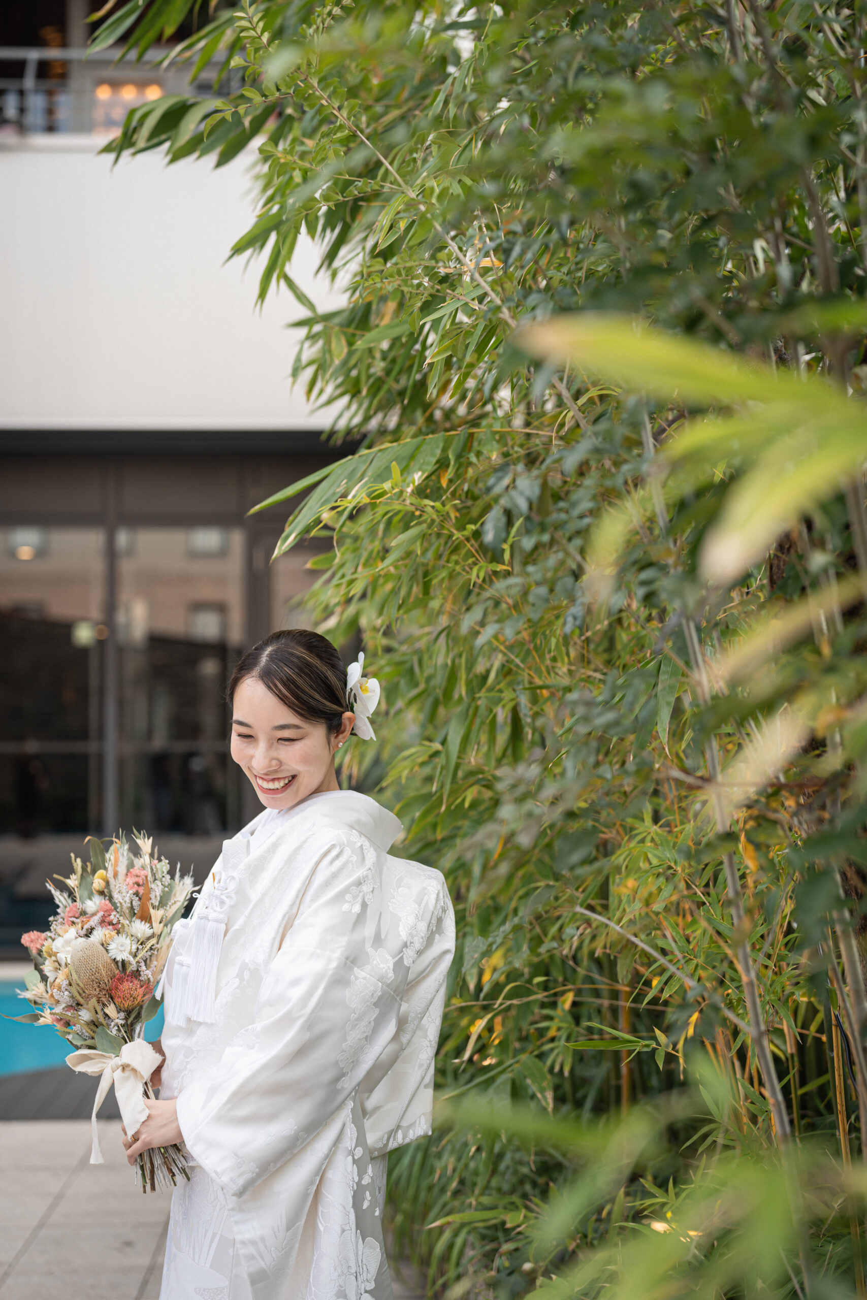 トリートでお取り扱いしている胡蝶蘭が美しく描かれた白無垢で前撮りをされたご新婦様のご紹介