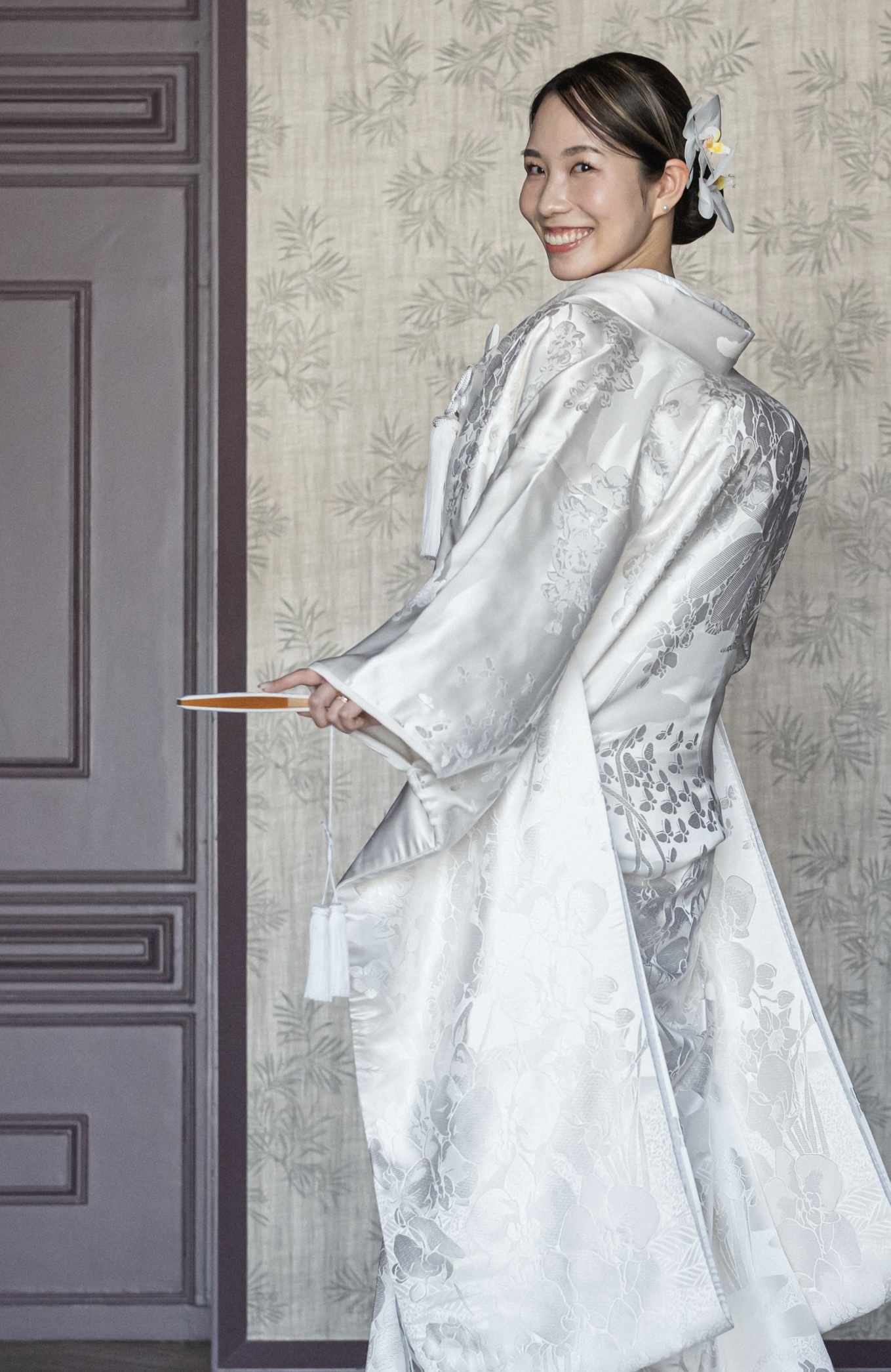 トリートでお取り扱いしている胡蝶蘭が美しく描かれた白無垢で前撮りをされたご新婦様のご紹介