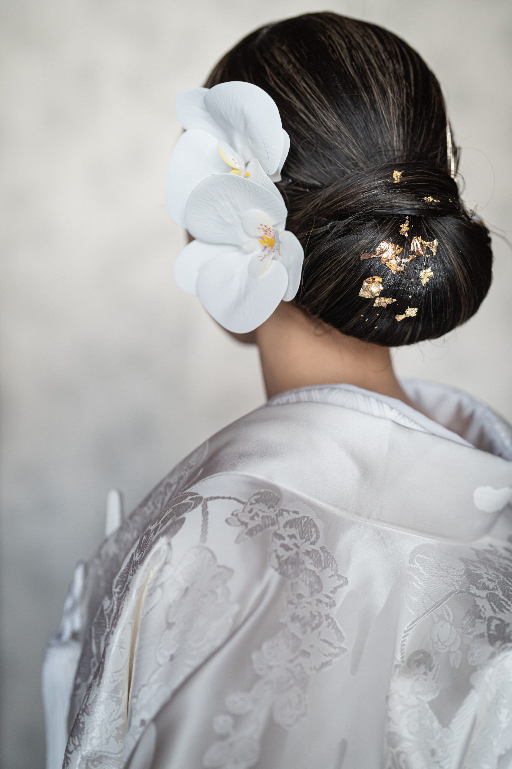 トリートでお取り扱いしている胡蝶蘭が美しく描かれた白無垢で前撮りをされたご新婦様のご紹介