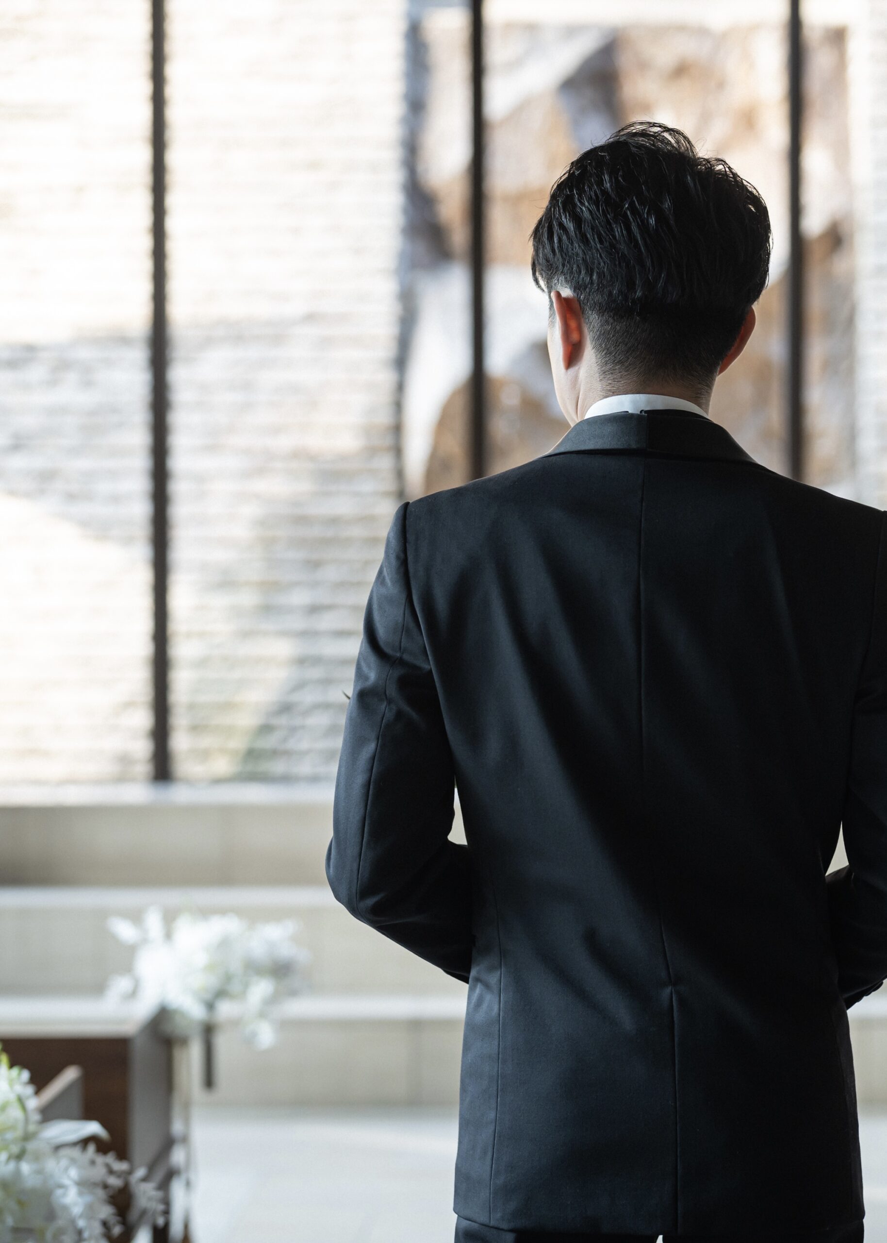 自然光の美しいオリエンタルホテル神戸のチャペルでの前撮りでファーストミートの瞬間までご新婦様のことを待つご新郎様