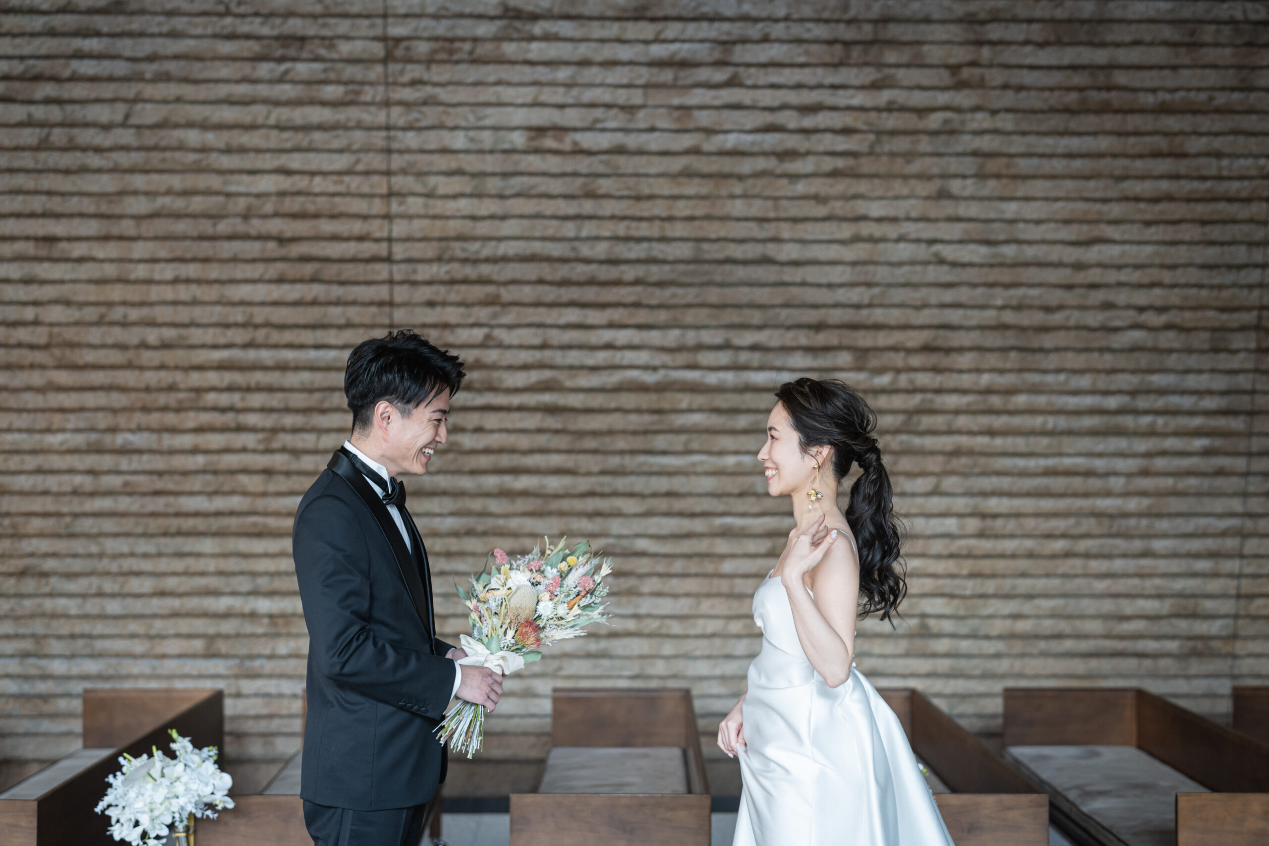 ザトリートドレッシング神戸店でお取り扱いしているレラローズのウェディングドレスでオリエンタルホテル神戸での前撮りをされたご新郎ご新婦様のご紹介