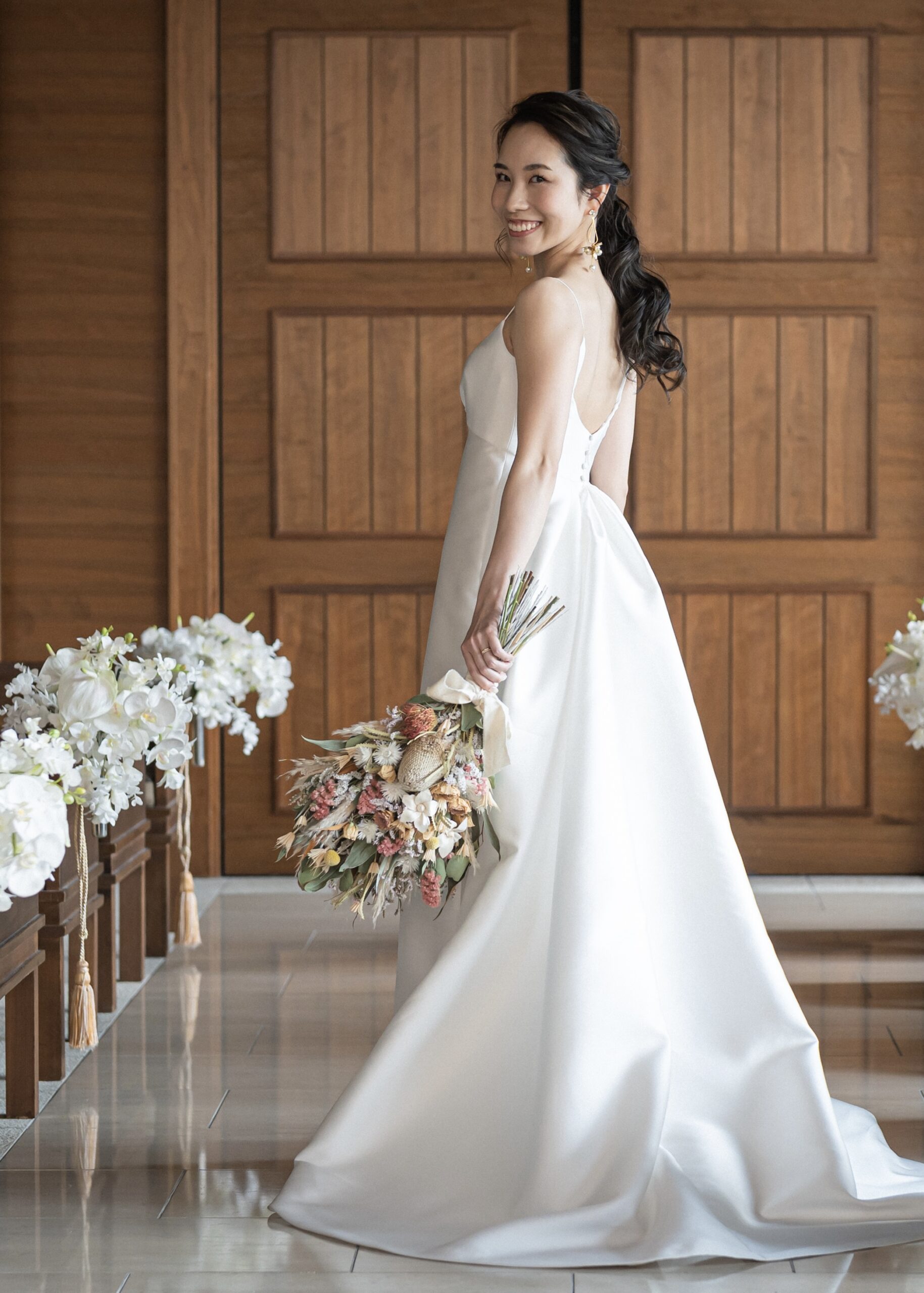 ザトリートドレッシング神戸店でお取り扱いしているレラローズの上品な光沢感とトレーンの広がりが美しいウエディングドレスで前撮りをされたご新婦様