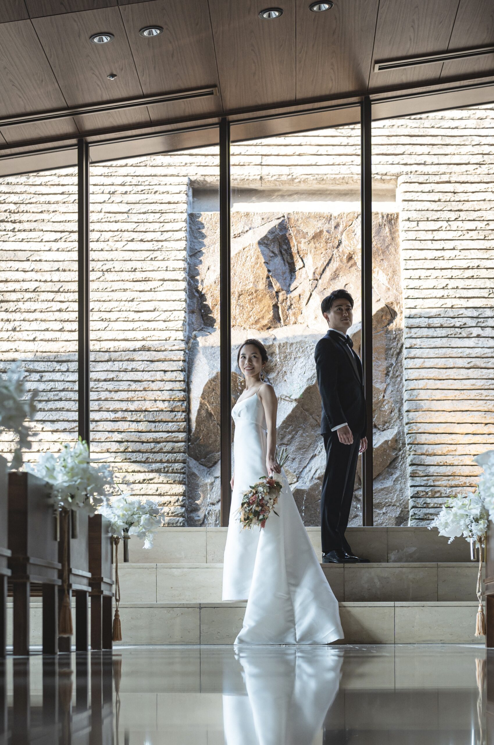 モダンかつ上品なサテンのストラップタイプのウェディングドレスとブラックタキシードでオリエンタルホテル神戸のチャペルにて前撮りをされたご新郎様とご新婦様