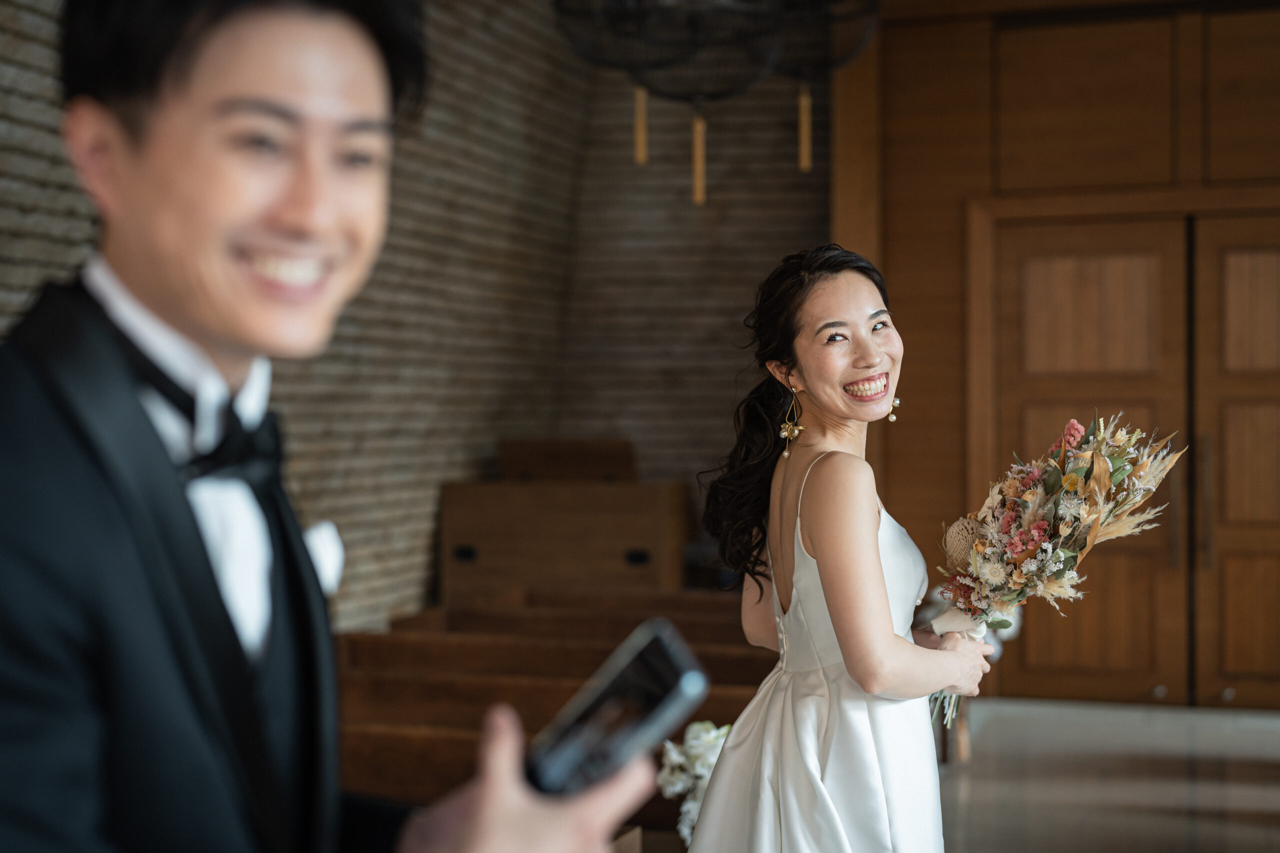 トリートドレッシングで取り扱うエフォートレスなウエディングドレスとオリエンタルホテル神戸のナチュラルなチャペルで叶うアットホームな前撮りのご様子