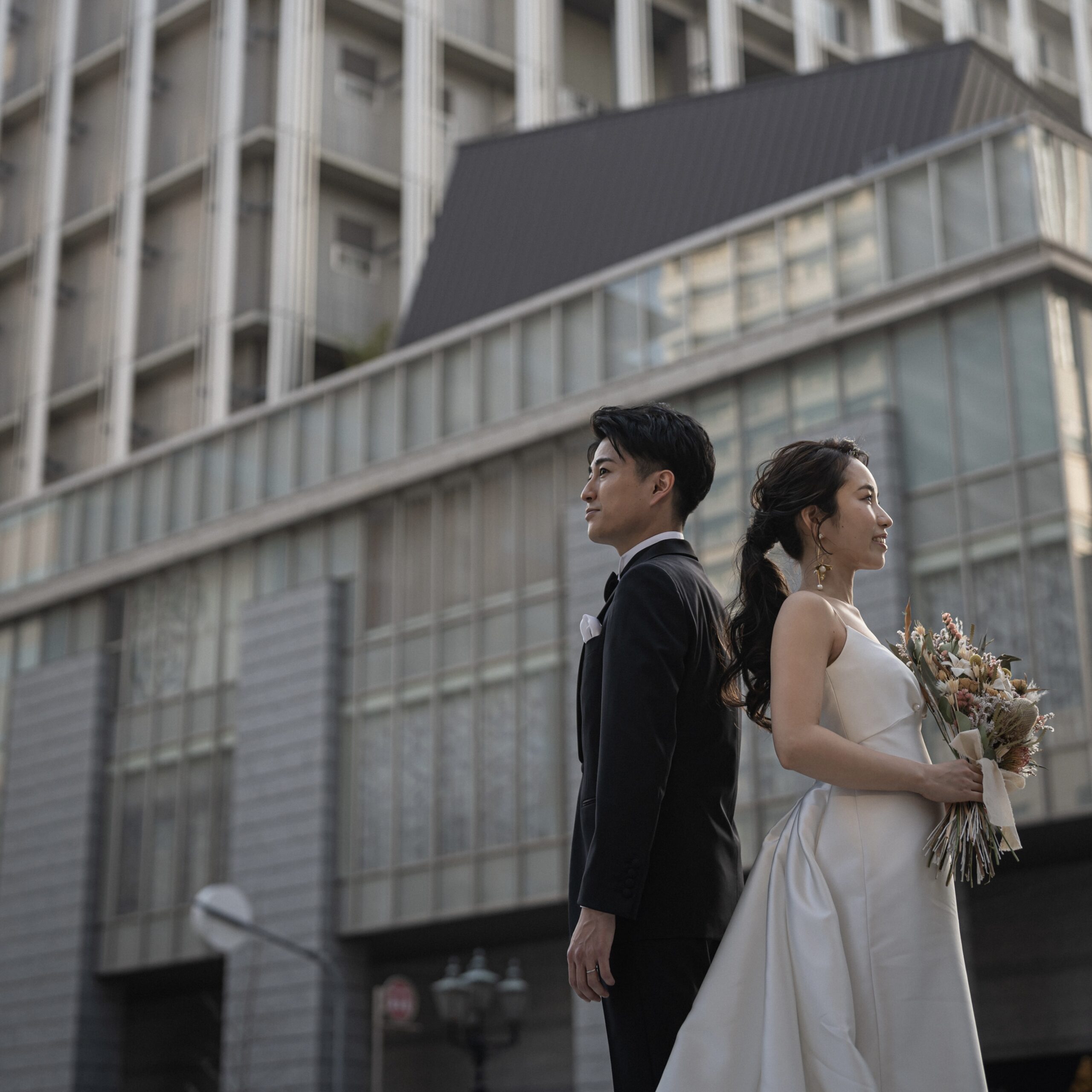 ザトリートドレッシング神戸店でお取り扱いしているレラローズのウェディングドレスでオリエンタルホテル神戸での前撮りをされたご新郎ご新婦様のご紹介