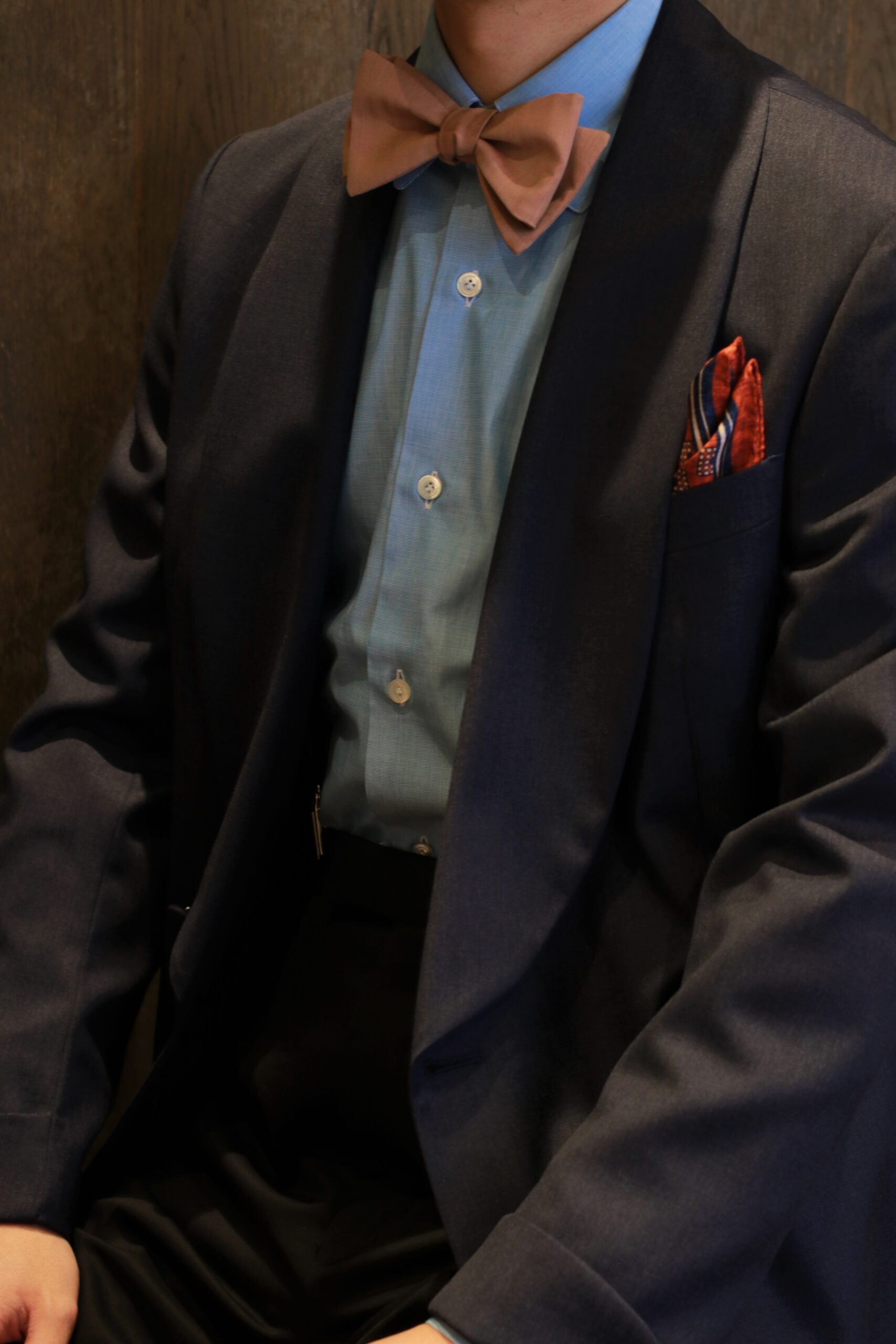 トリートオリジナルの深みのあるショールカラーのジャケットに、鮮やかなエリコフォルミコラのカラーシャツを合わせることでコントラストがおしゃれなコーディネートが完成します