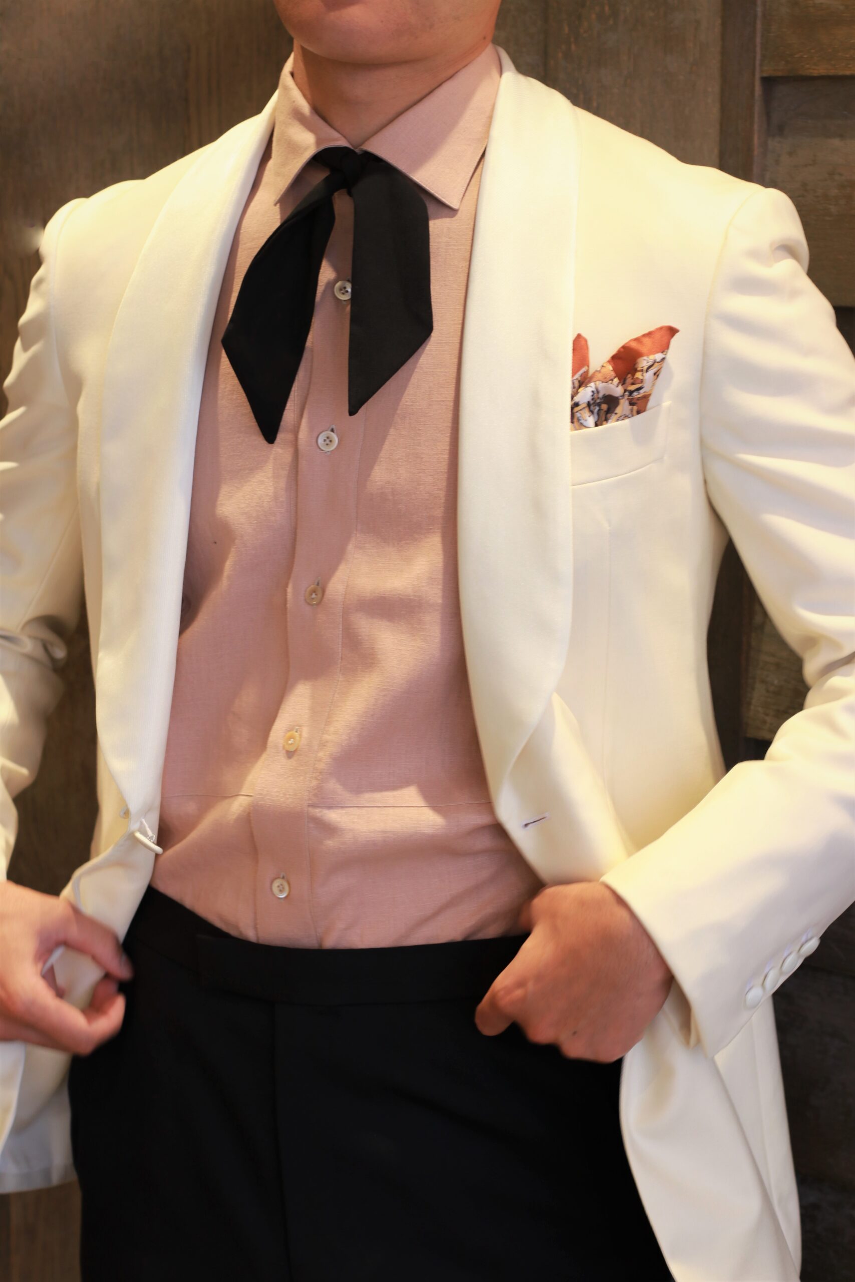 ザトリートドレッシングより、春夏の結婚式におすすめのエリコフォルミコラのカラーシャツを使用したコーディネートをご紹介いたします