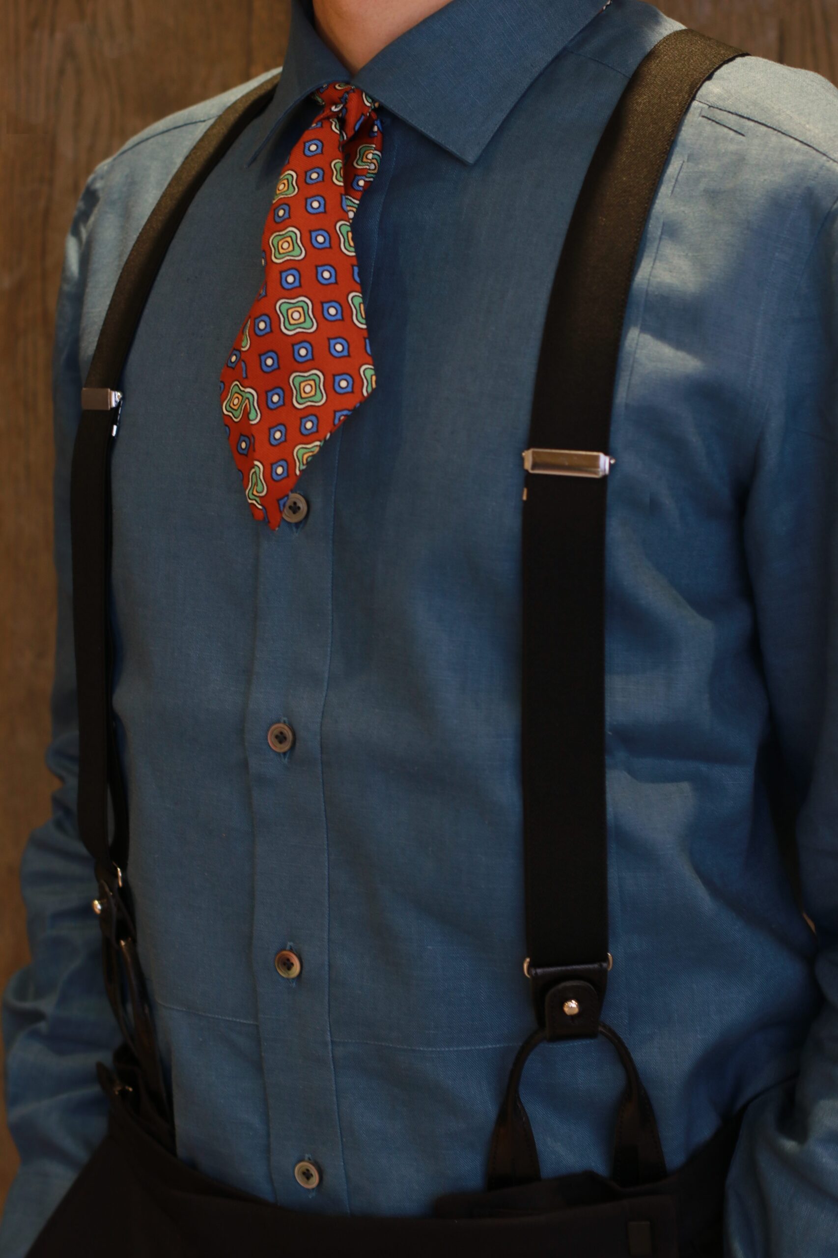 春夏の結婚式を控えるご新郎様におすすめの深みのあるネイビーのエリコフォルミコラのカラーシャツを使用したコーディネートはスタイリッシュさとエレガントさを兼ね備えるスタイリングをご提案いたします