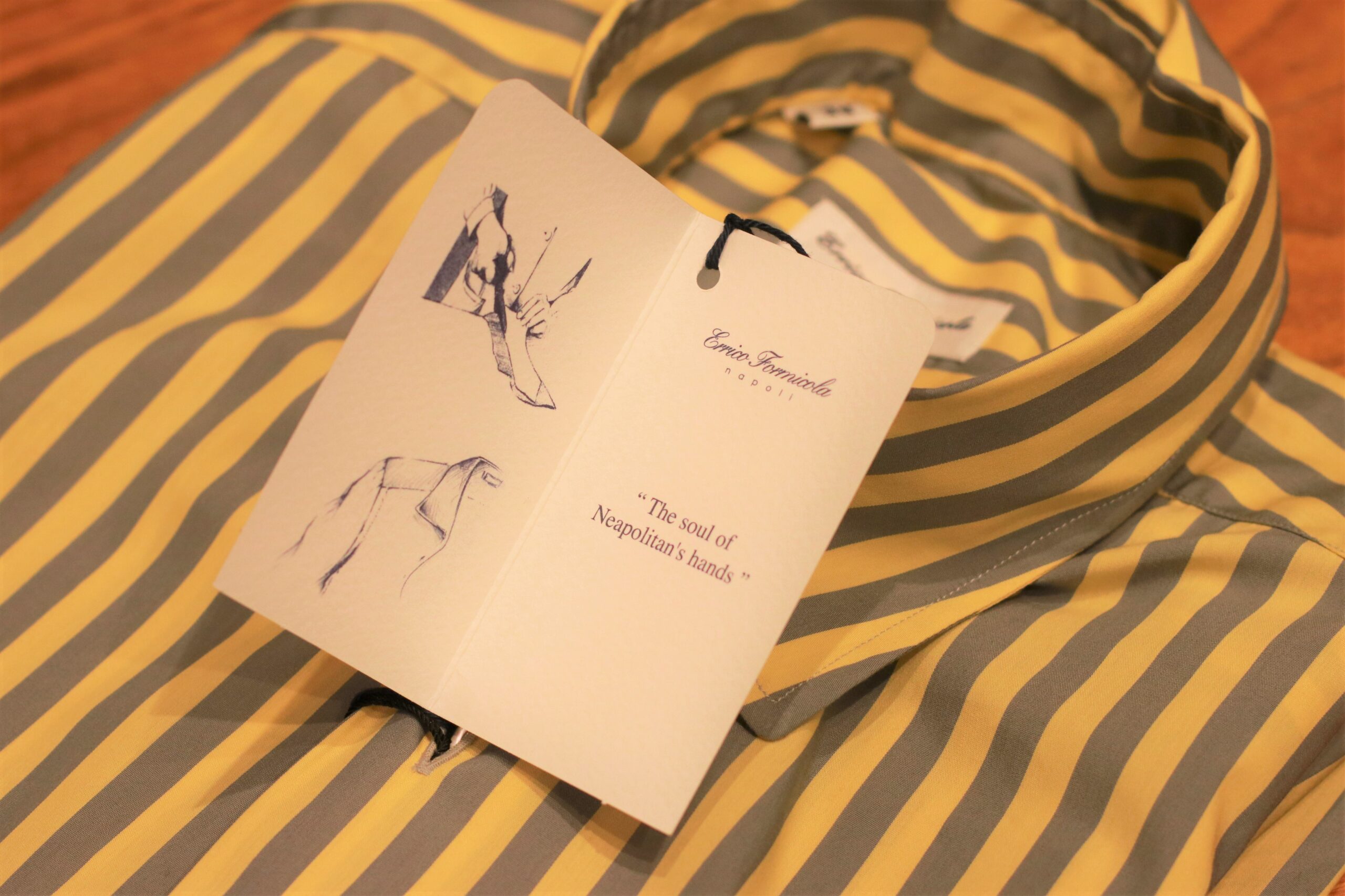 イタリア・ナポリの伝統を受け継ぎながらも、創業者自身の経験と想いを込めたエリコフォルミコラのシャツは結婚式という男性にとっての腫れの日にこそお召しいただきたい特別なアイテムを手掛けています