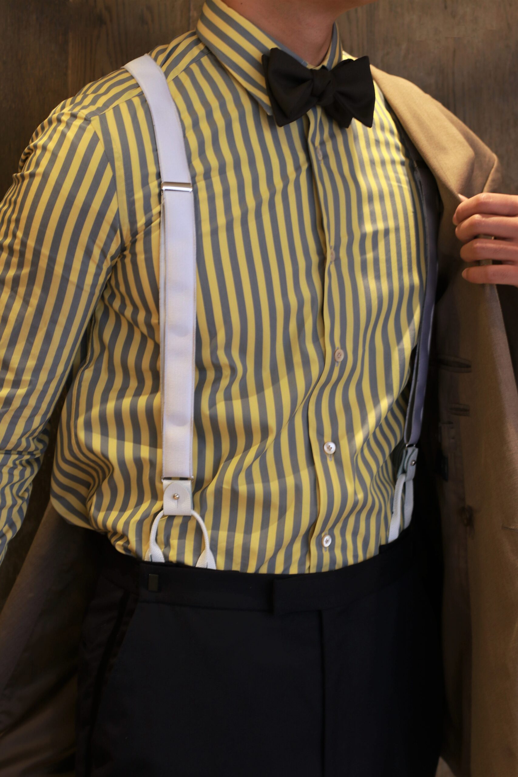 イエローの生地の上をグレーのストライプが走るスタイリッシュでおしゃれな印象のエリコフォルミコラのカラーシャツのご紹介