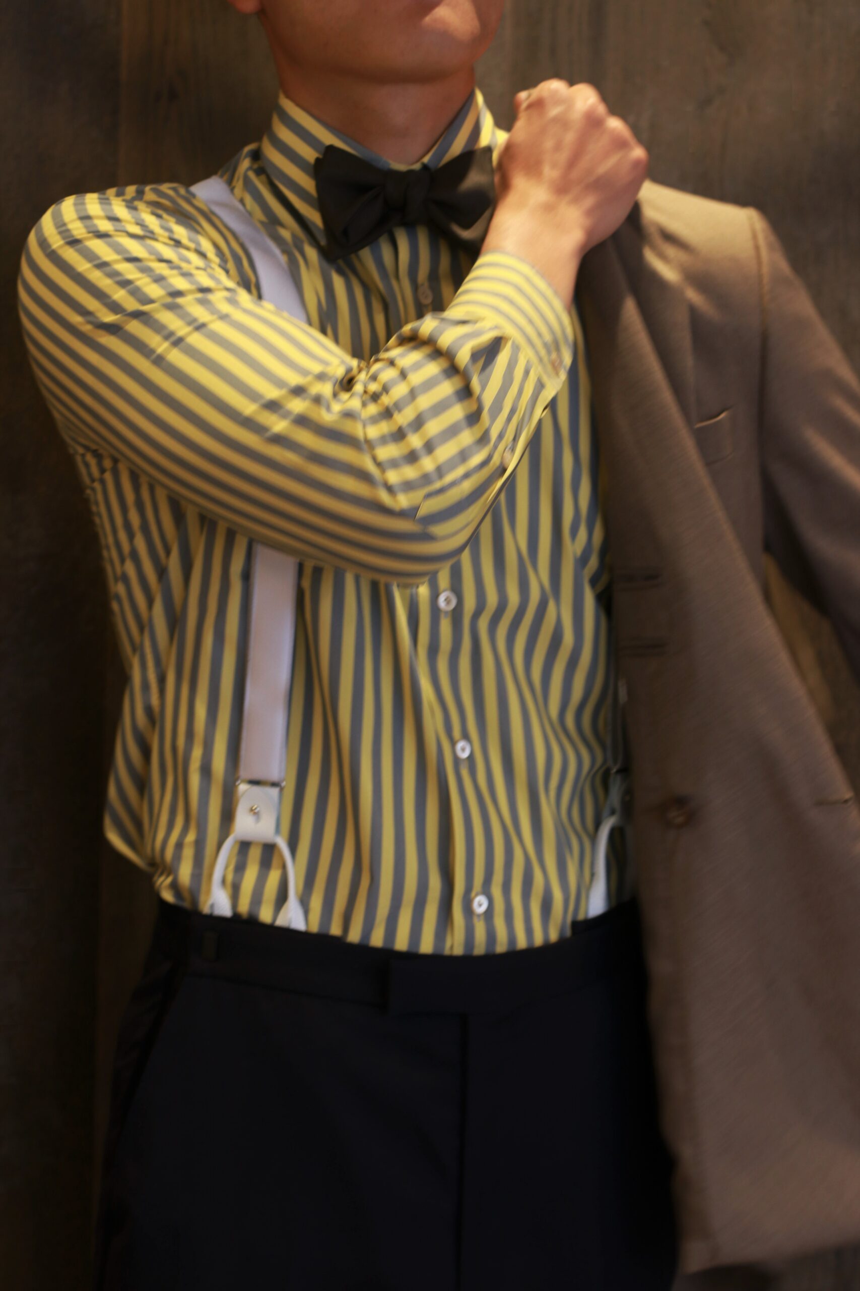 こなれ感のあるエリコフォルミコラのカラーシャツには、柔らかないベージュの色味のトリートオリジナルのカラージャケットを合わせていただく事で上品かつモダンなコーディネートが完成します