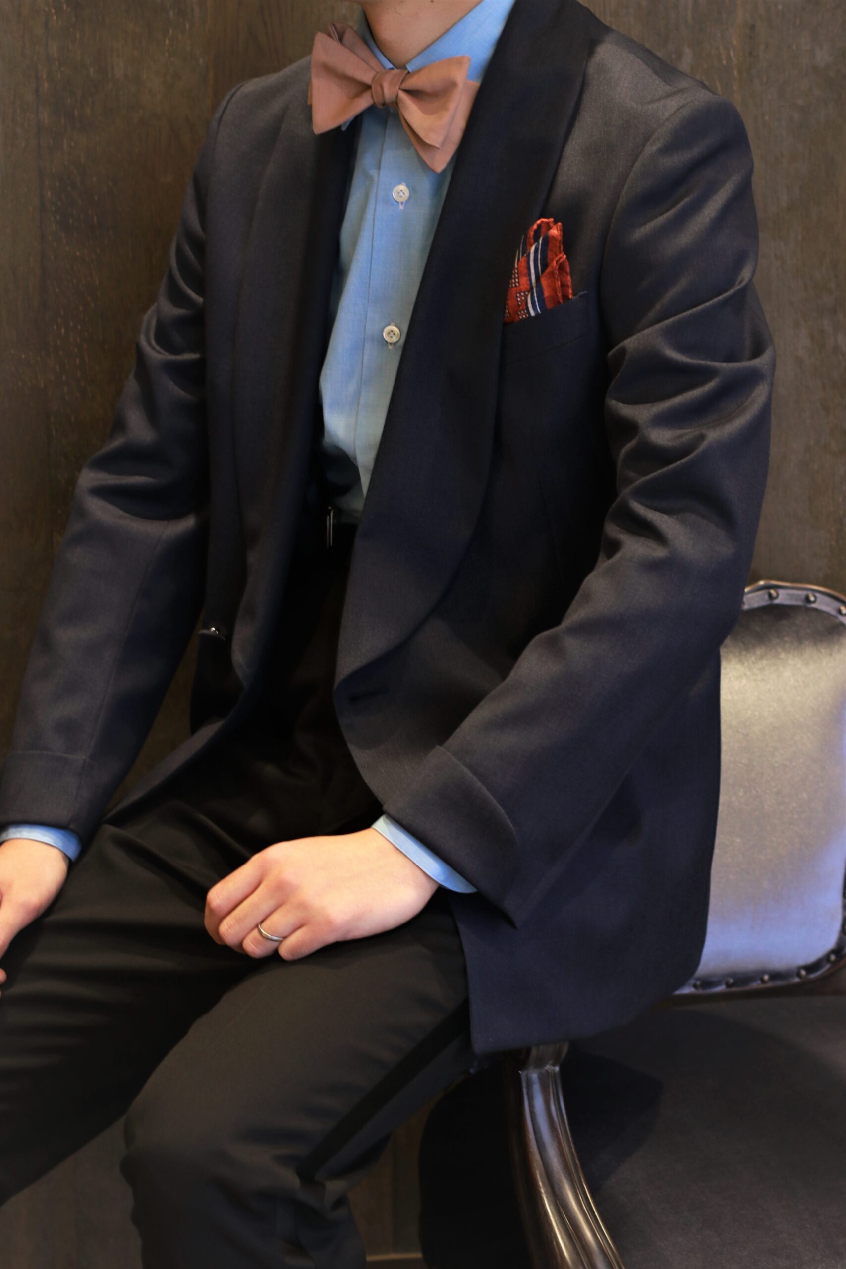 エリコフォルミコラのカラーシャツは、糸を先染めすることで生地を紡いだ時の高級感を演出します