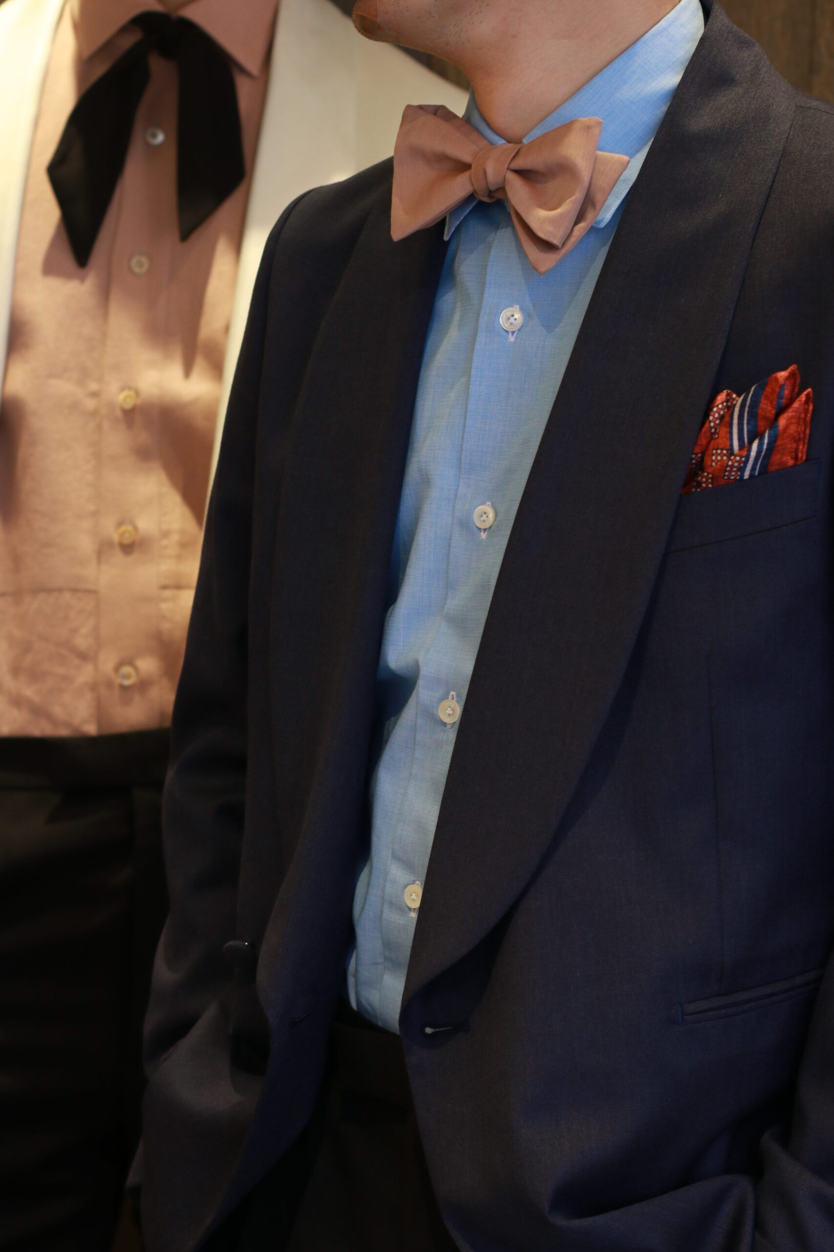 トリートオリジナルの深みのあるショールカラーのジャケットに、鮮やかなエリコフォルミコラのカラーシャツを合わせ、タイにはご自身のお気に入りのカラーを加えてみてはいかがでしょうか