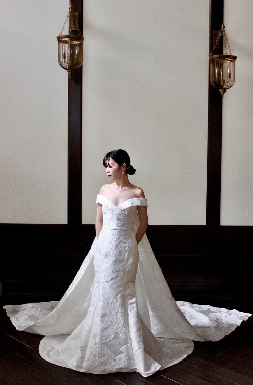 TREAT DRESSINGでお取り扱いをしているAMSALEのウェディングドレスはジャガードがおしゃれなデザイン