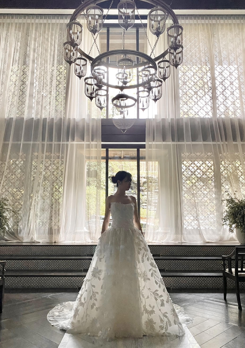 京都エリアで人気のザソウドウ東山のチャペルにおすすめのアムサーラのウェディングドレスは透明感が綺麗なウェディングドレス