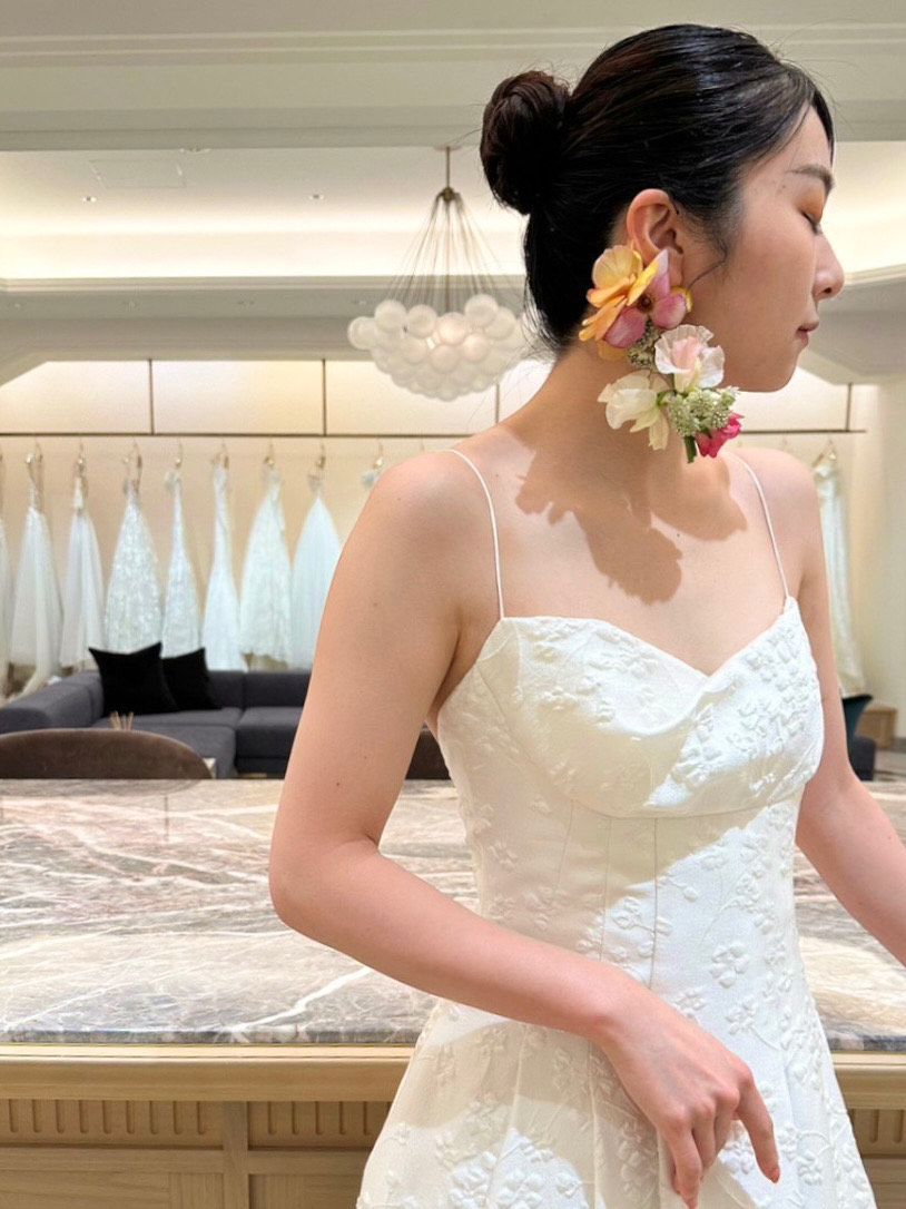 神戸エリアのおしゃれな花嫁におすすめしたいトリートドレッシング神戸店に入荷したレラローズの桜モチーフのジャガード生地が目を引く新作ウェディングドレスとコーディネートのご紹介