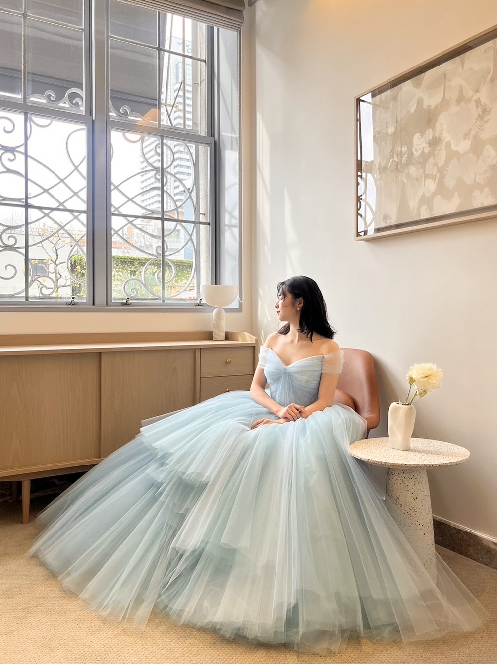 新作リームアクラのプリンセスラインのブルーのチュール素材のカラードレスをトリートドレッシング神戸店でご紹介いたします。