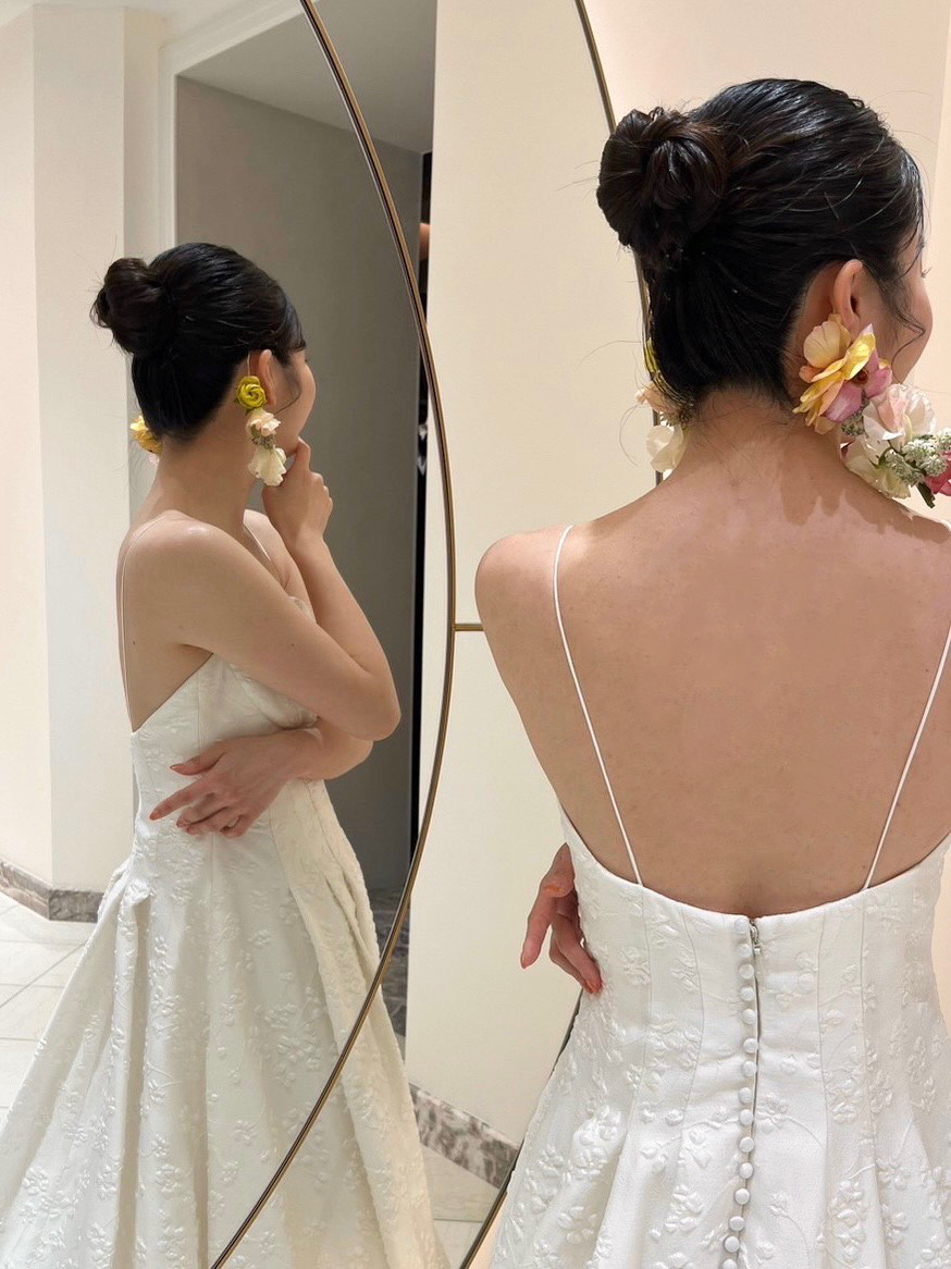 トリートドレッシング神戸店に入荷したレラローズのバックスタイルにくるみボタンが施された桜モチーフのジャガード生地が美しい新作ウェディングドレスとコーディネートのご紹介