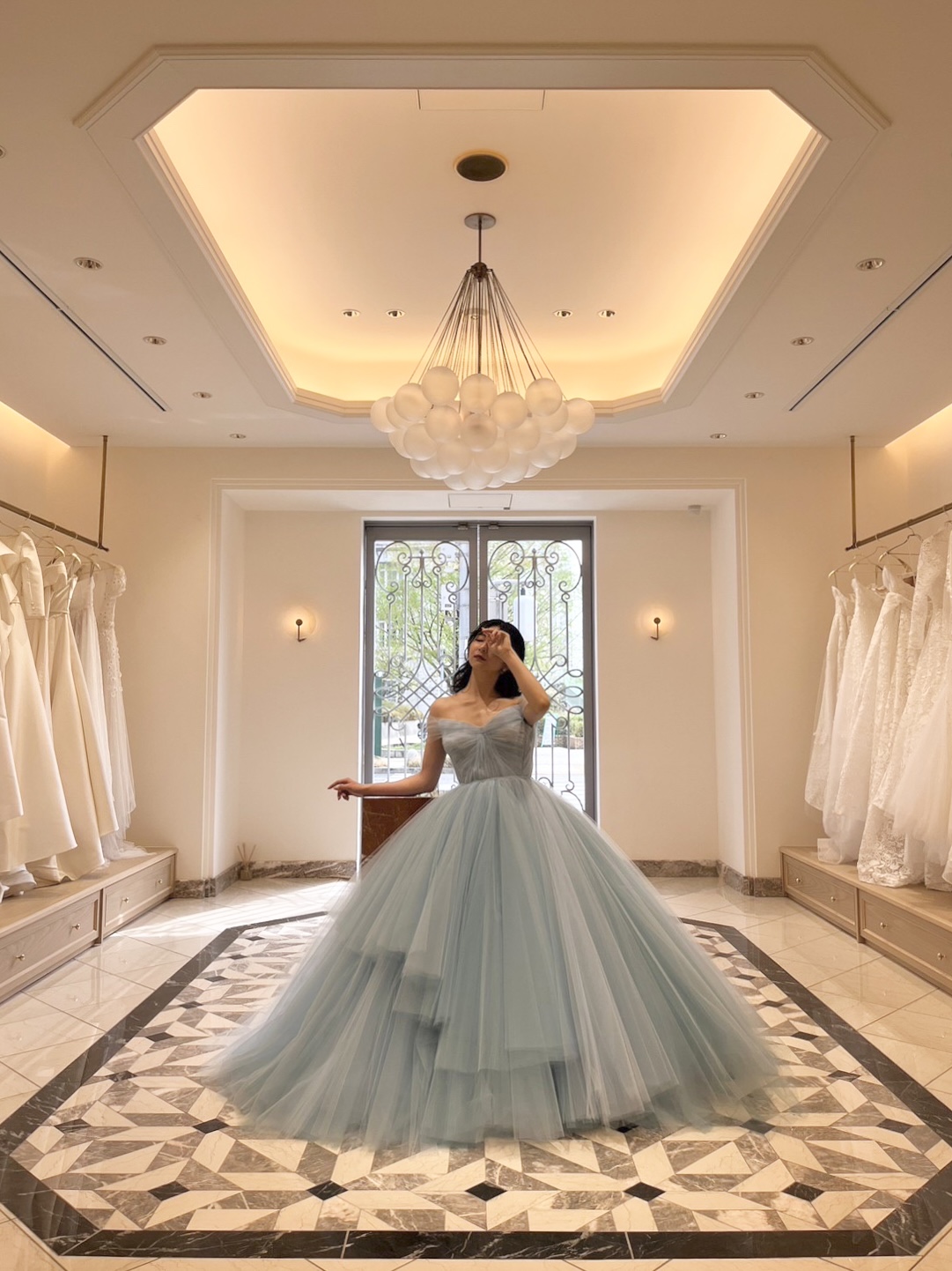 トリートドレッシング神戸店よりブルーのカラーが美しいプリンセスラインのカラードレスをご紹介いたします。