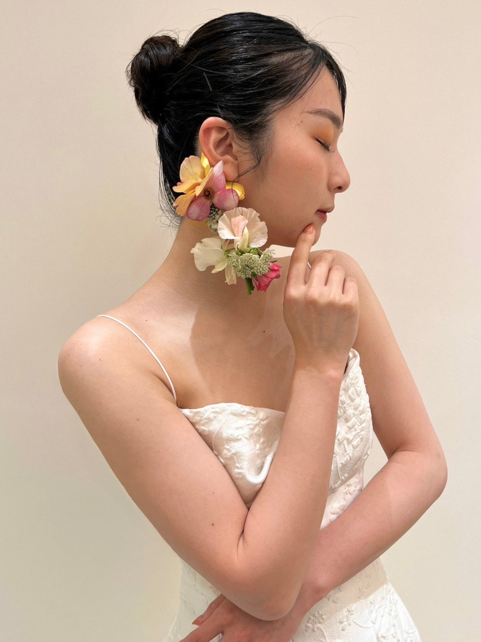 トリートドレッシング神戸店に入荷したレラローズのすっきりしたAラインと桜モチーフのジャガード生地が美しい新作ウェディングドレスとトレンドのイヤーカフを合わせたコーディネートのご紹介