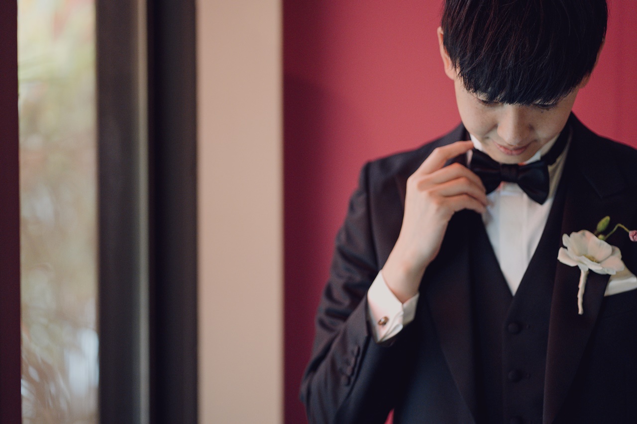 真っ白な新婦様のウエディングドレスをより引き立てるブラックのフォーマルタキシード