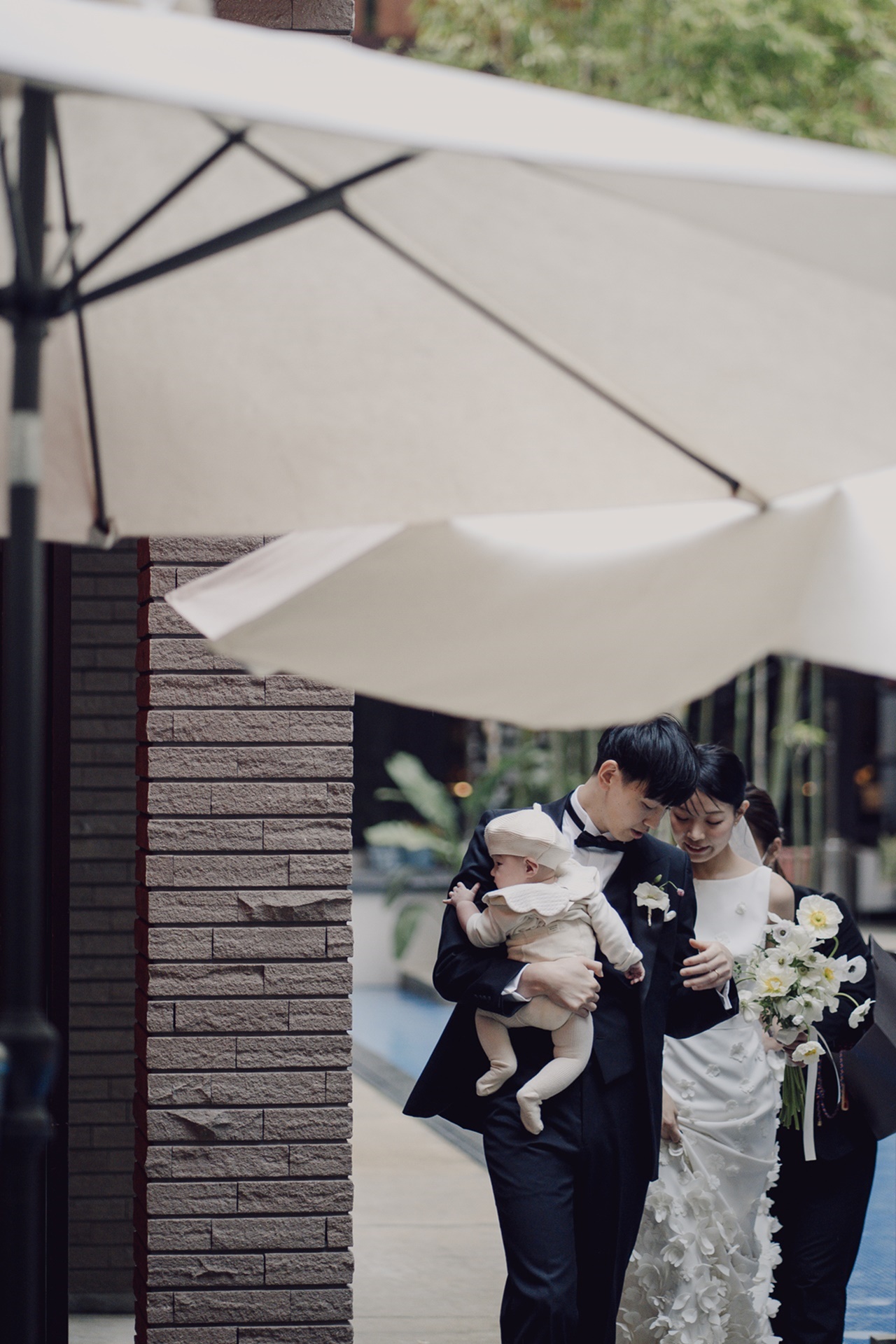 ヴィクター アンド ロルフ マリアージュのウエディングドレスの全身に広がるフラワーモチーフが歩く度にキャッチーに揺れ動きます