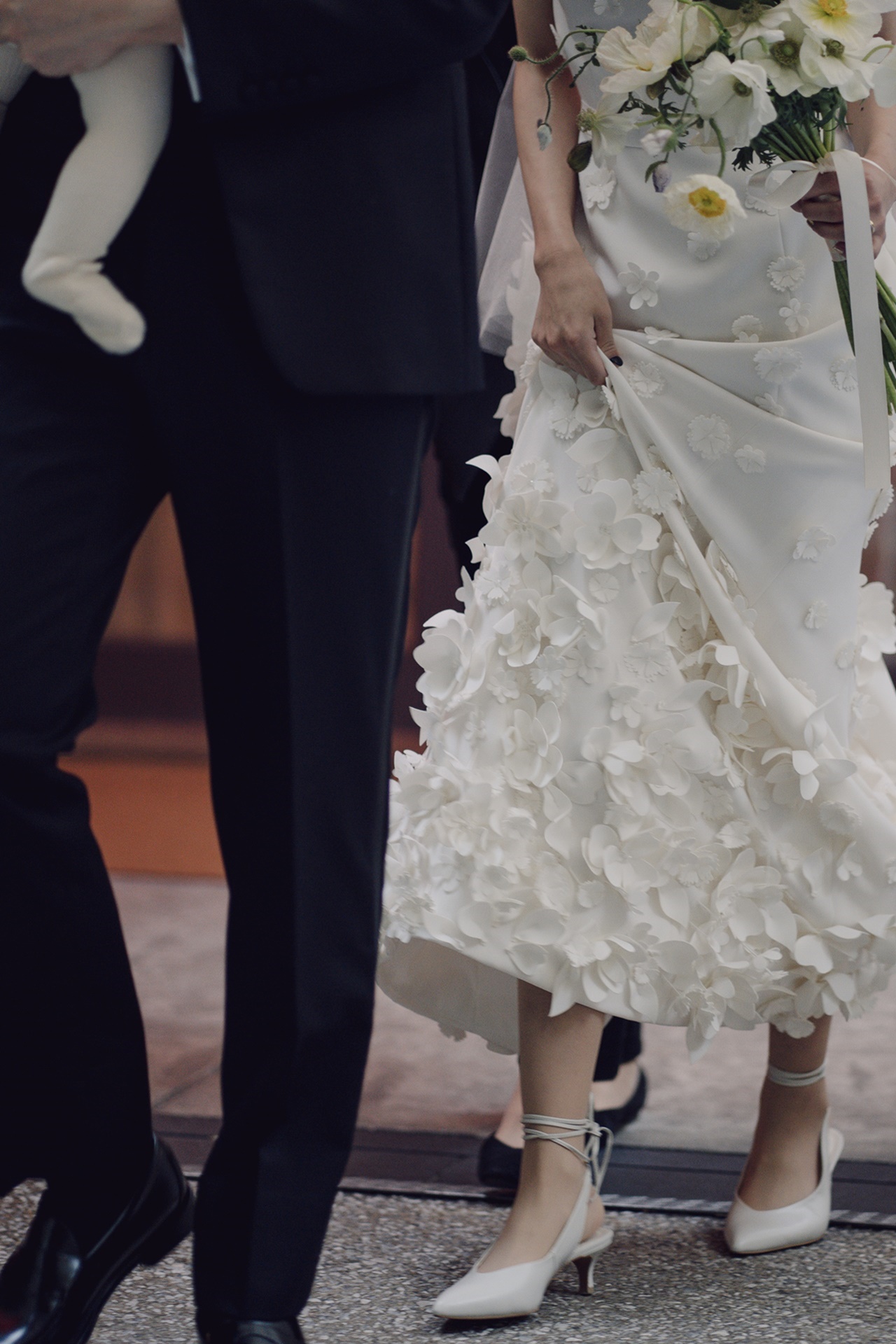 トリート ドレッシングのウエディングドレスとブラックタキシードに身を包むことでお互いのコントラストがはっきりしお互いを引き立て合うことができます