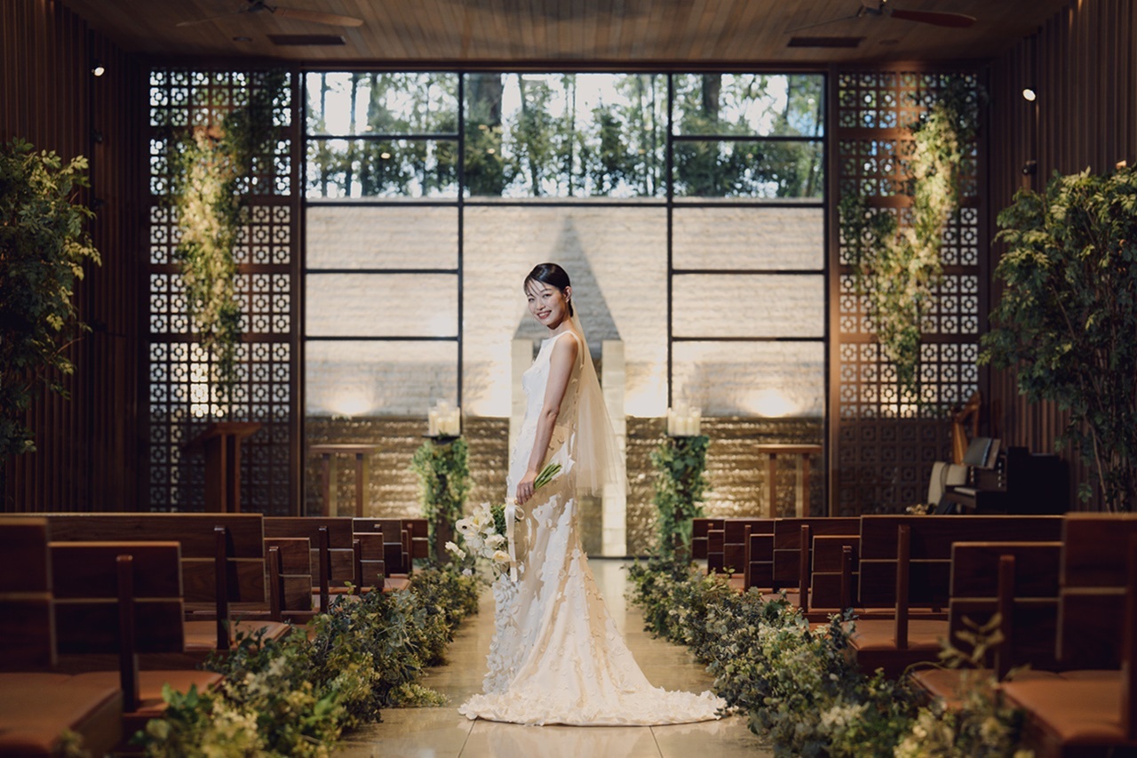 フラワーモチーフがゲストの目を引き付けるほどにトレーンの先まで愛らしく広がVIKTOR & ROLF MARIAGEのウエディングドレスはTHE TREAT DRESSING FUKUOKAでしか出会うことのできない特別な一着です