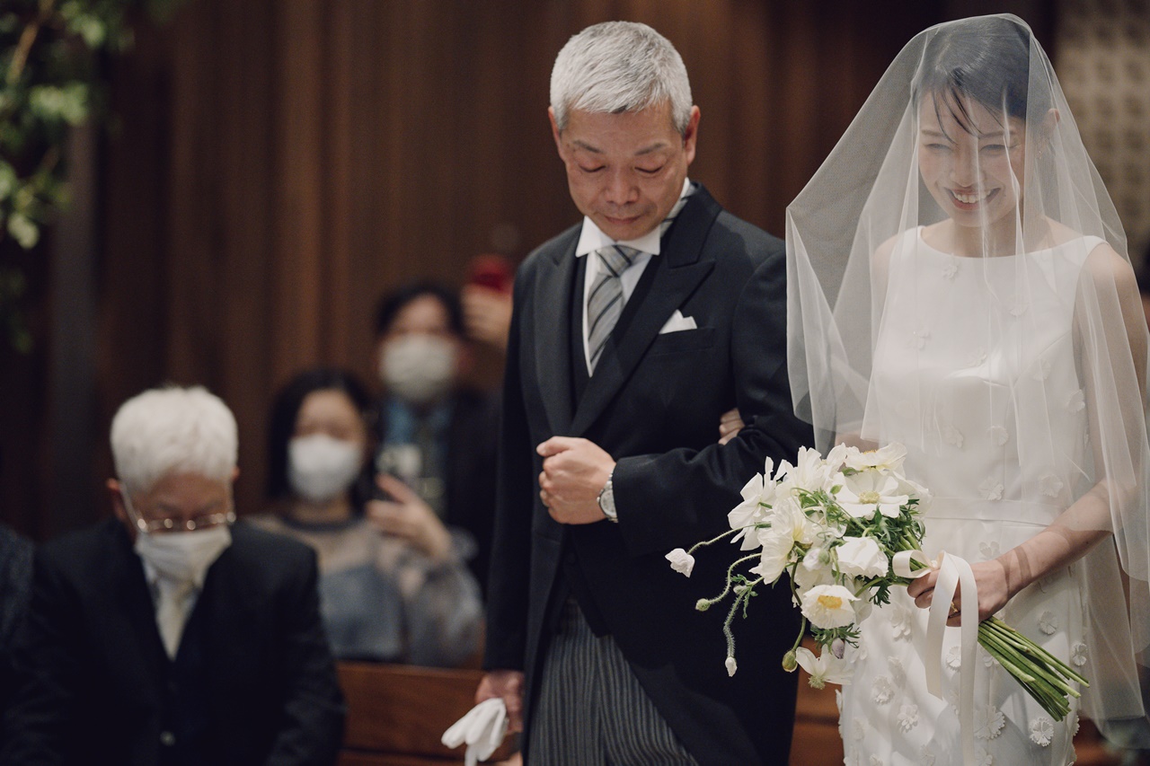 トリート福岡のみで出会えるVIKTOR&ROLF MARIAGEのウエディングドレスにコンパクトなシニョンとアクセサリーを合わせることで新婦様の美しさをより引き出します