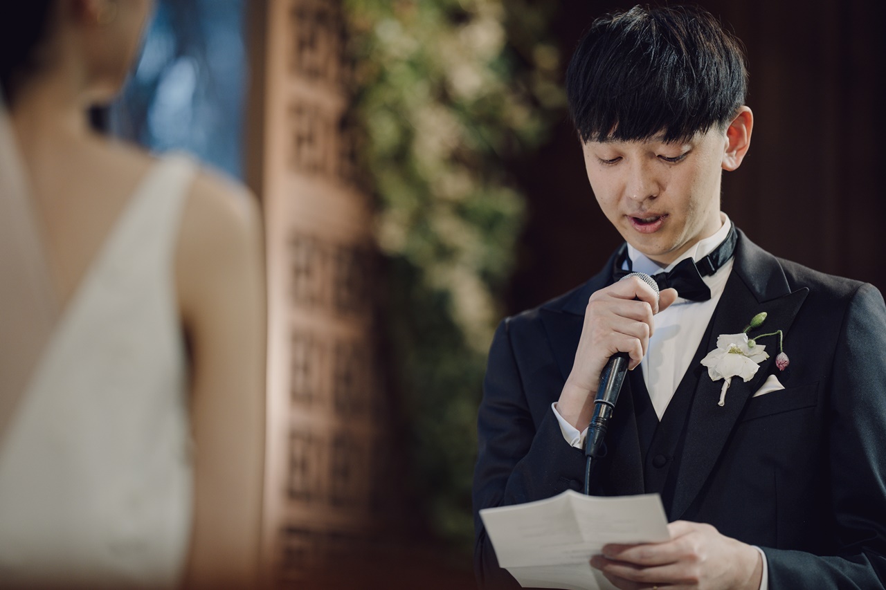 真っ白な新婦様のウエディングドレスをより魅力的に映し出すのはトリートのブラックタキシード