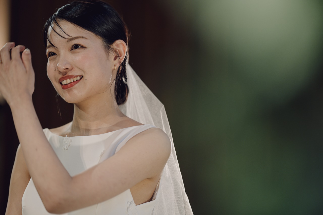 透明感のある無地ベールを合わせることでより洗練されたコーディネートを叶えます