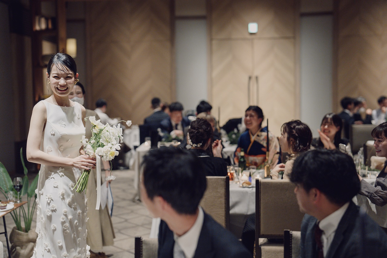 エレガントさと遊び心をあわせもつVIKTOR and ROLF MARIAGEのウエディングドレスは周りを一瞬で虜にする太陽のような新婦様の人柄にぴったりの一着です