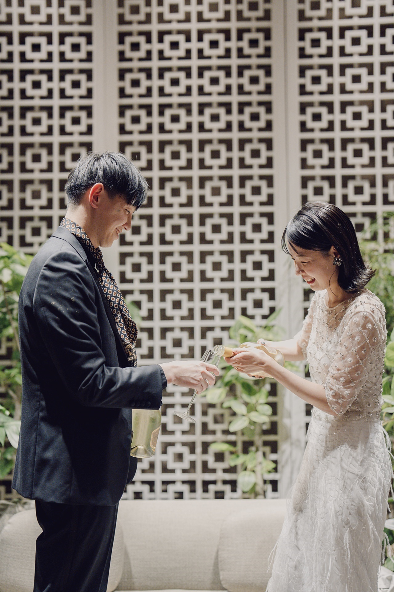 おしゃれなスカーフをまとう新郎様と遊び心溢れる新婦様のスタイリングがおふたりらしいパーティーを叶えます