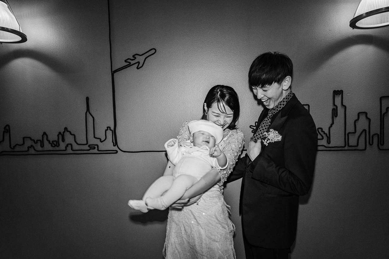 おふたりとゲストの方皆さんの笑顔を引き出すWITH THE STYLEの会場でこそお召いただきトリート ドレッシングのドレスとタキシード