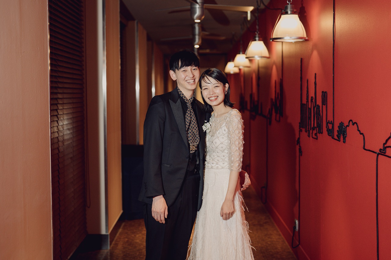 動く度に揺れるフェザーのオーバースカートがウィズ ザ スタイルでのより自由なパーティーを叶えます