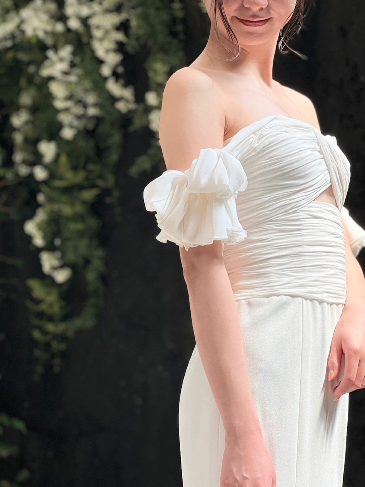 リボンモチーフがキャッチ―なオフショルダーのウェディングドレスは、ザトリートドレッシング名古屋店おすすめの新作ウェディングドレスです。