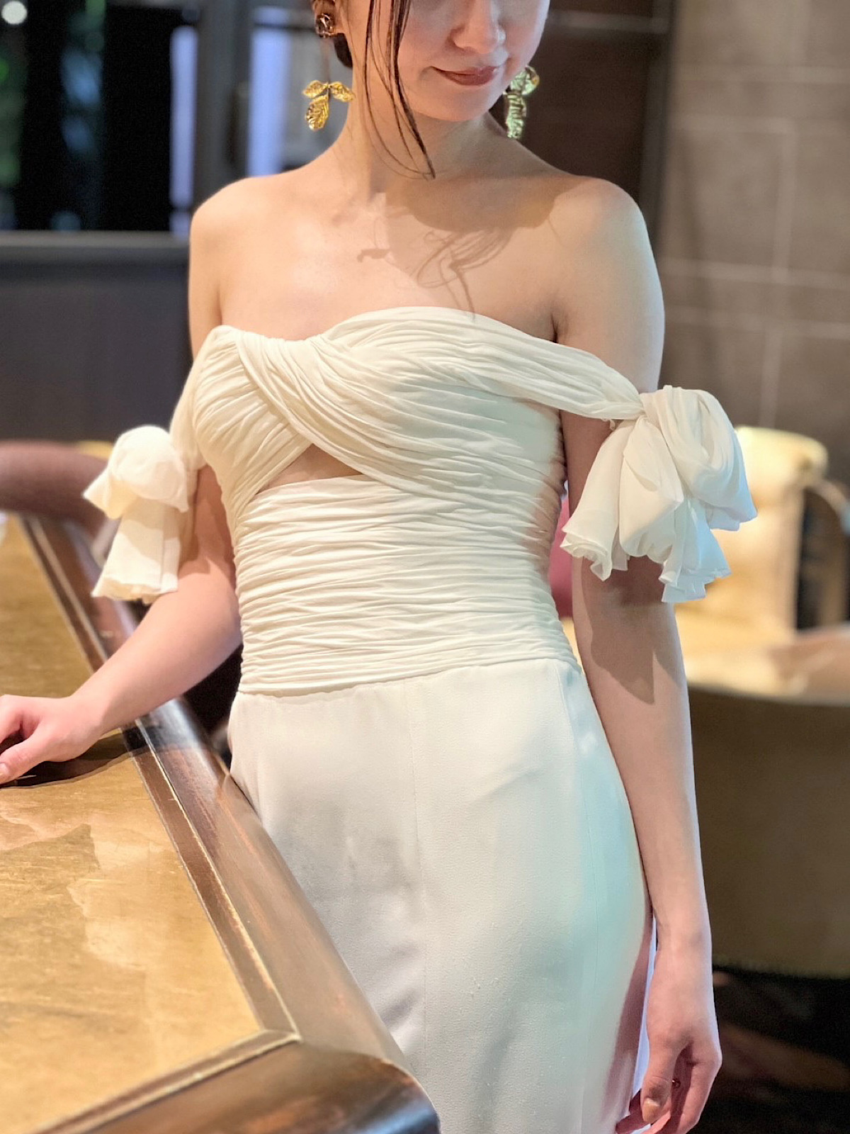 オスカーデラレンタのゴールドイヤリングを合わせた、アットホームな披露宴にぴったりのコーディネート