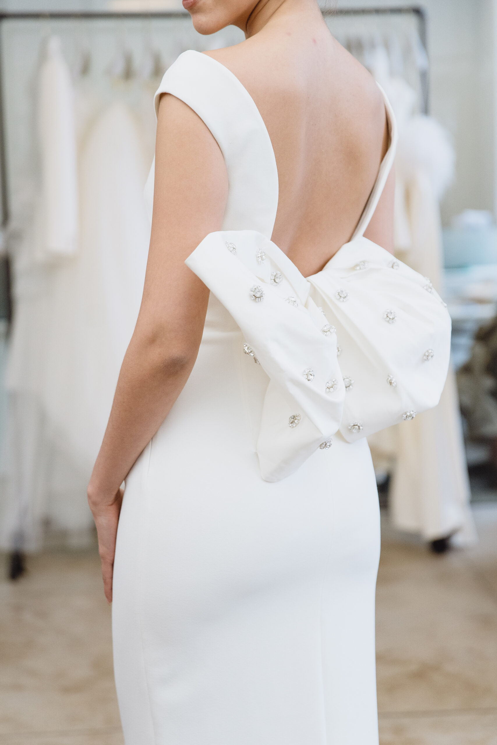 ザトリートドレッシングがご提案する最新トレンドは背中のビッグリボンがキャッチーなスレンダーラインのウェディングドレス