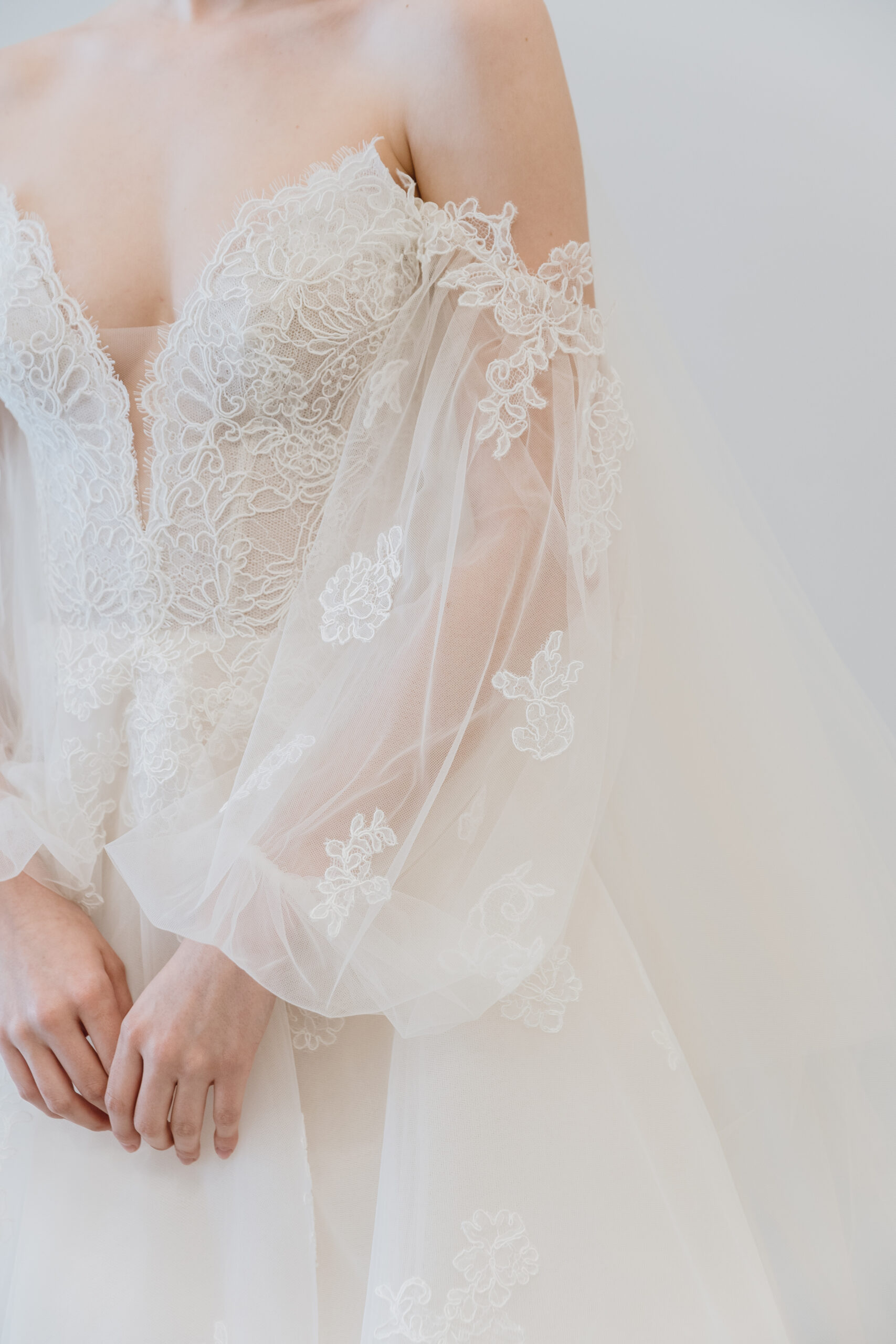 人気ウェディングドレスブランド、モニークルイリエの2024春夏最新ドレスはシアーなオフショルダーのパフスリーブがフェミニンなシャンテリーレースのウェディングドレス