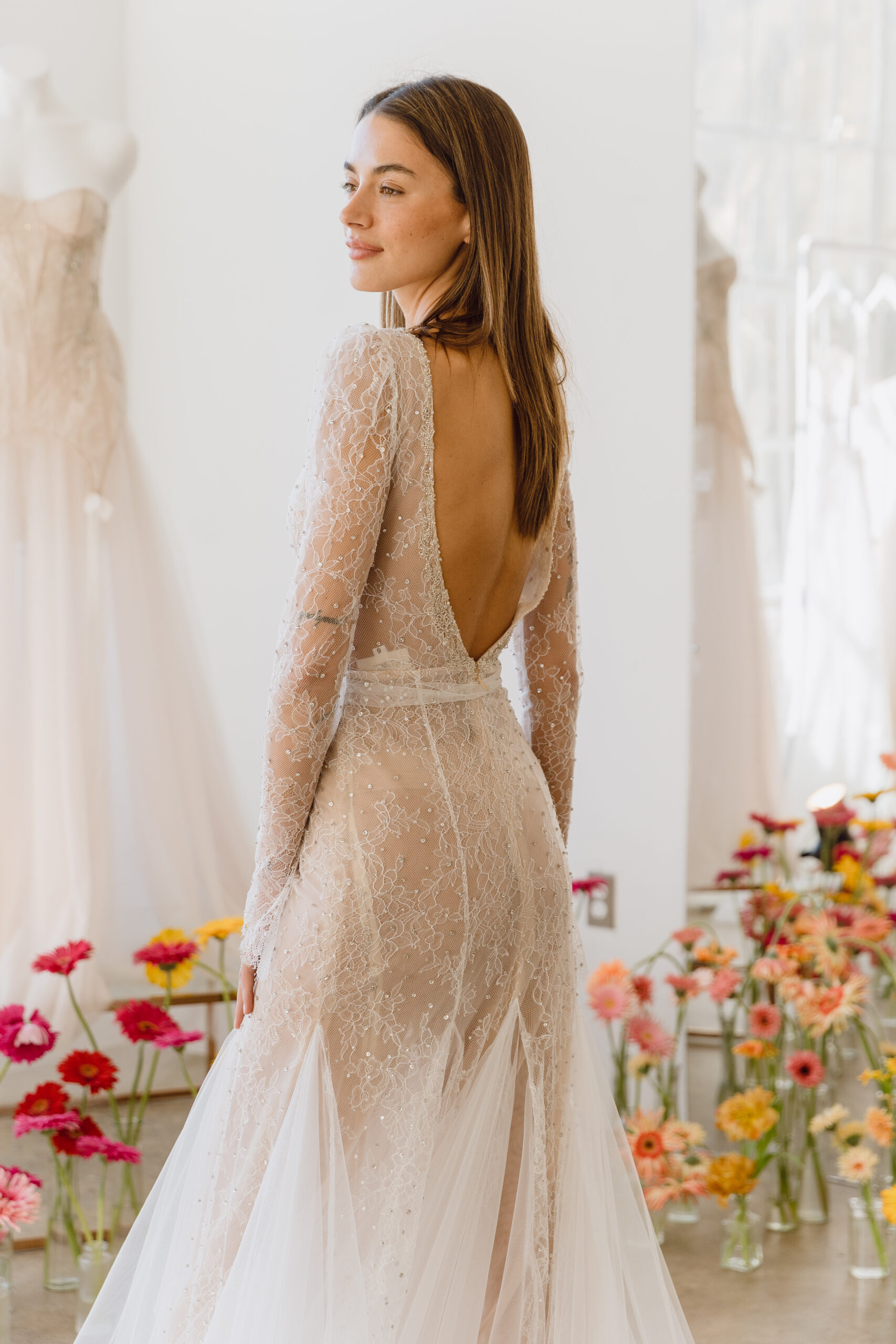 トリートドレッシングがお届けする2024春夏最新トレンドは、繊細なシャンテリーレースを贅沢に施した総レースのAラインのウェディングドレス