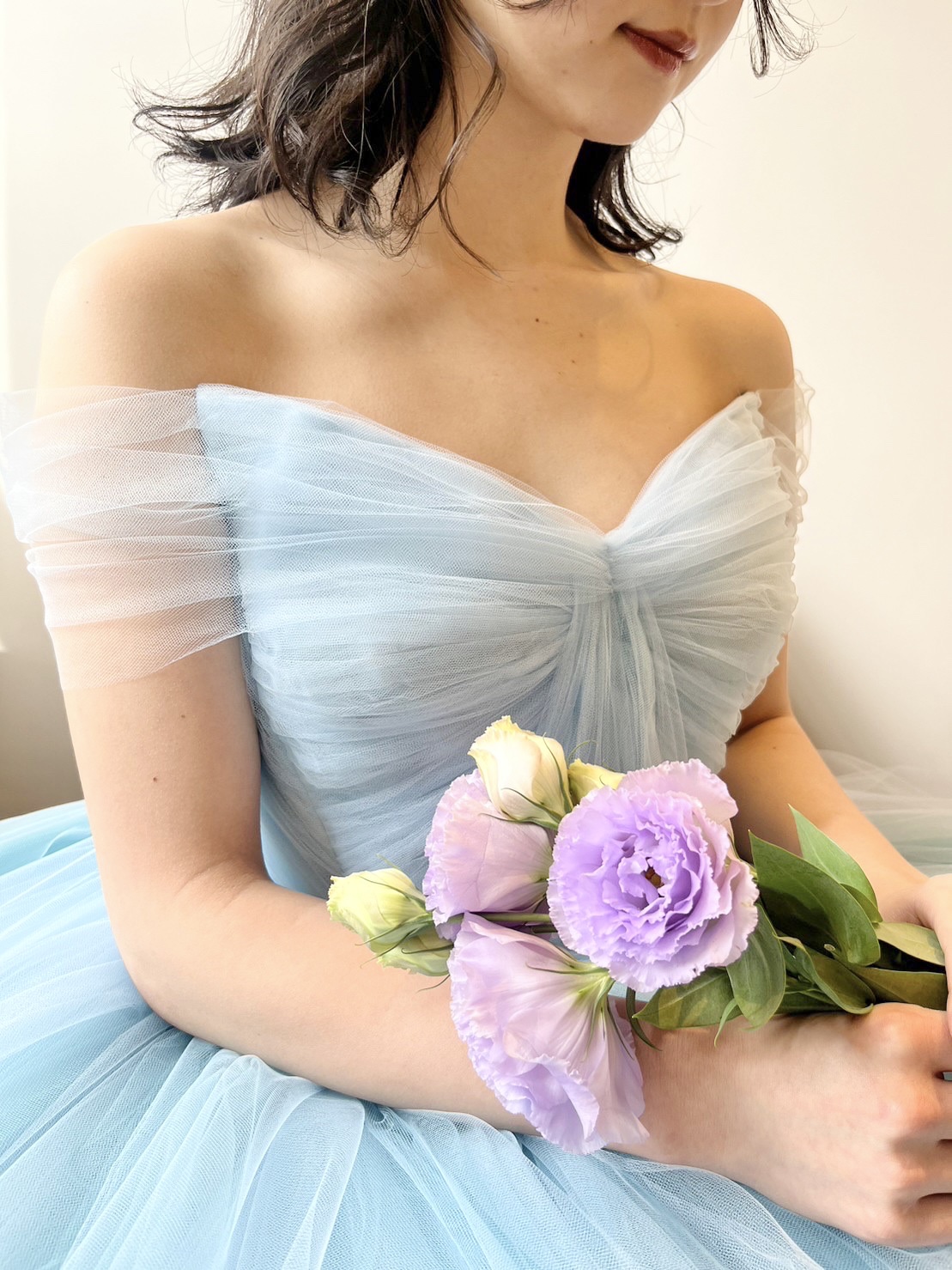 鮮やかで透明感があるブルーのチュール素材のカラードレスにパープルのブーケを合わせたおしゃれで抜け感のあるコーディネートをトリートドレッシング神戸店よりご紹介いたします。
