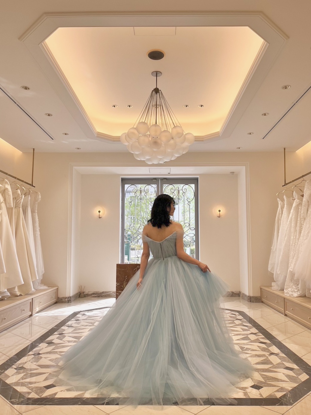 トリートドレッシング神戸店でおしゃれな花嫁にお色直しのお衣装でおすすめしたいリームアクラより入荷した新作ブルーのカラードレスをご紹介いたします。