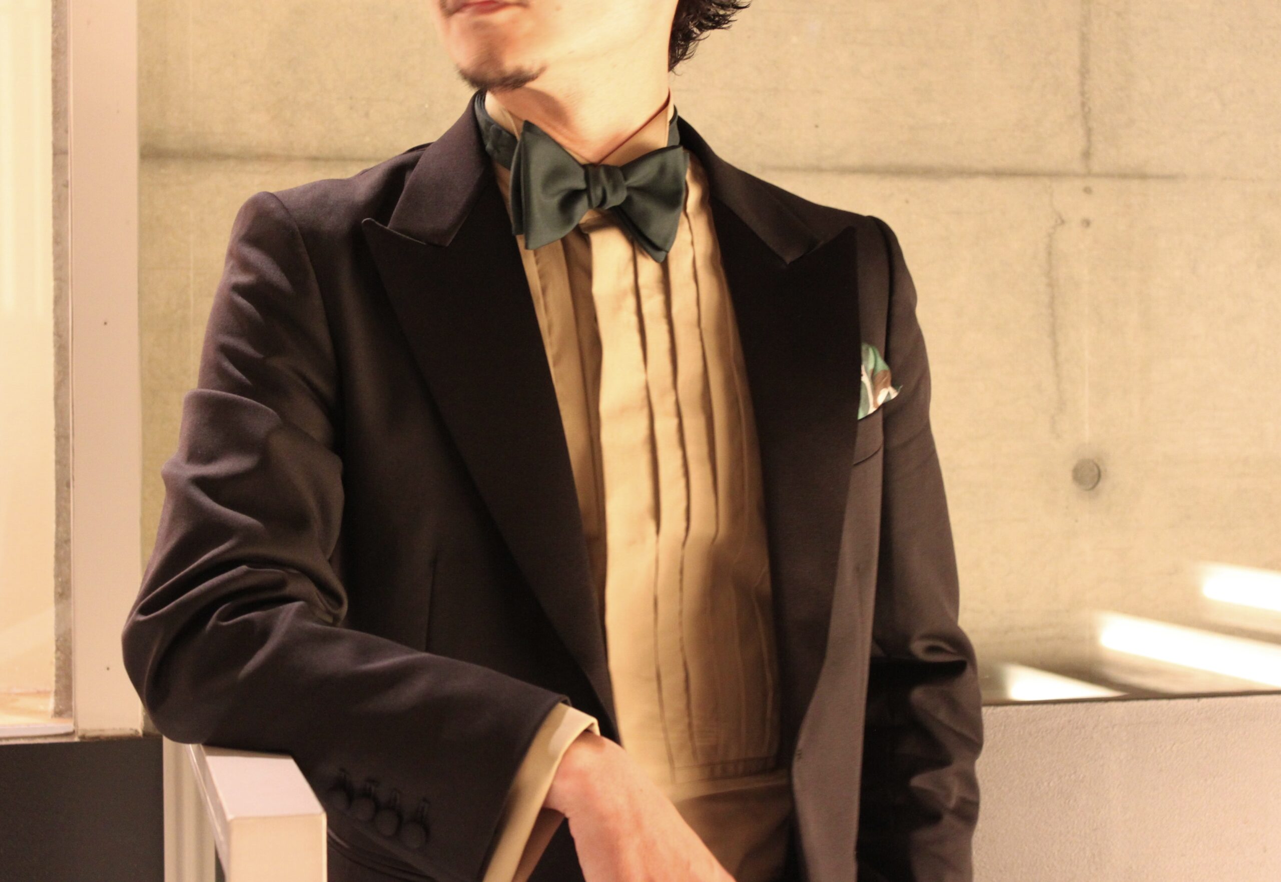 ブラックタキシードとベージュのカラーシャツを合わせたシックなお色直しスタイル