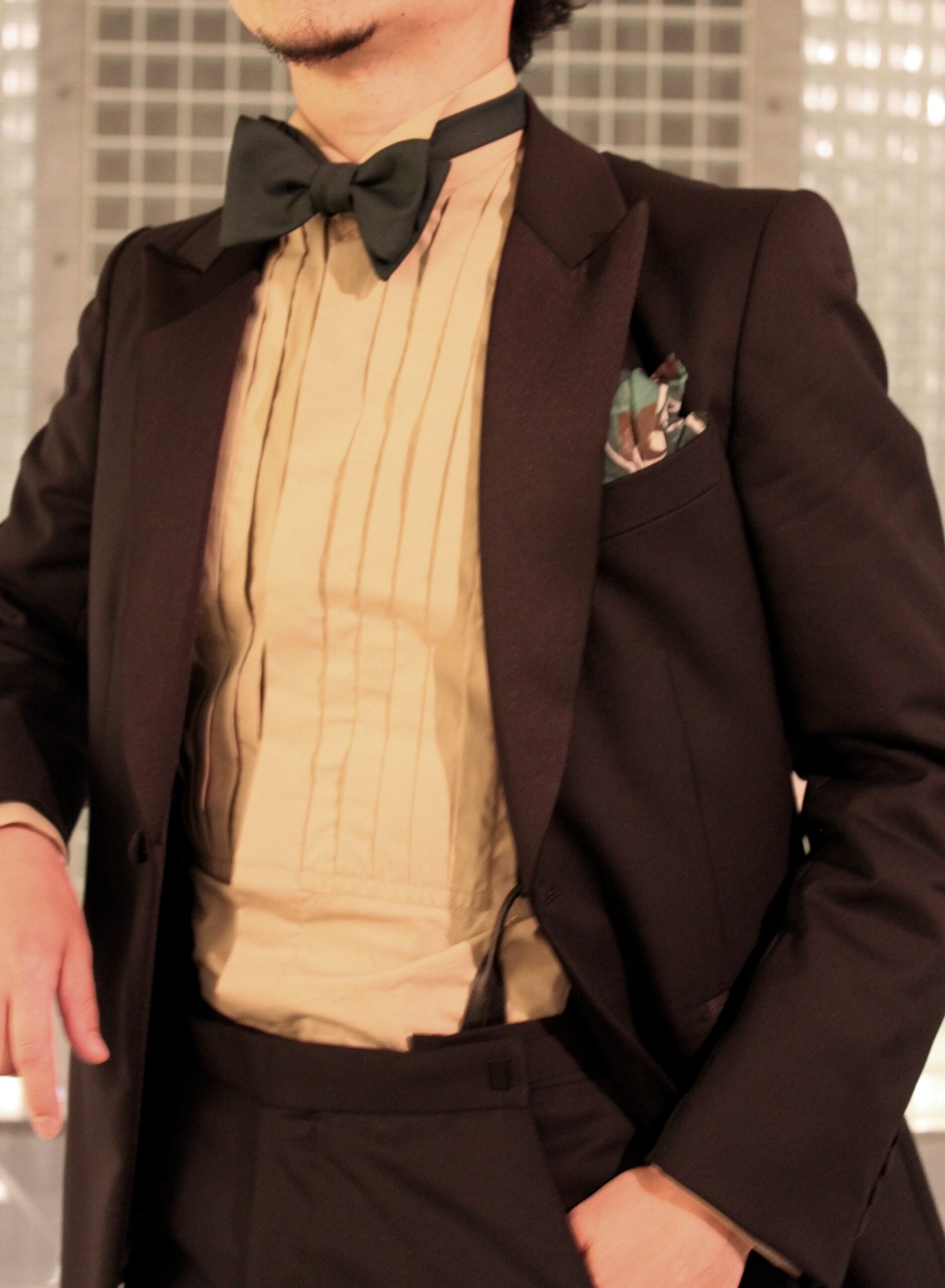ブラックタキシードとベージュのカラーシャツを合わせたシックなお色直しスタイル