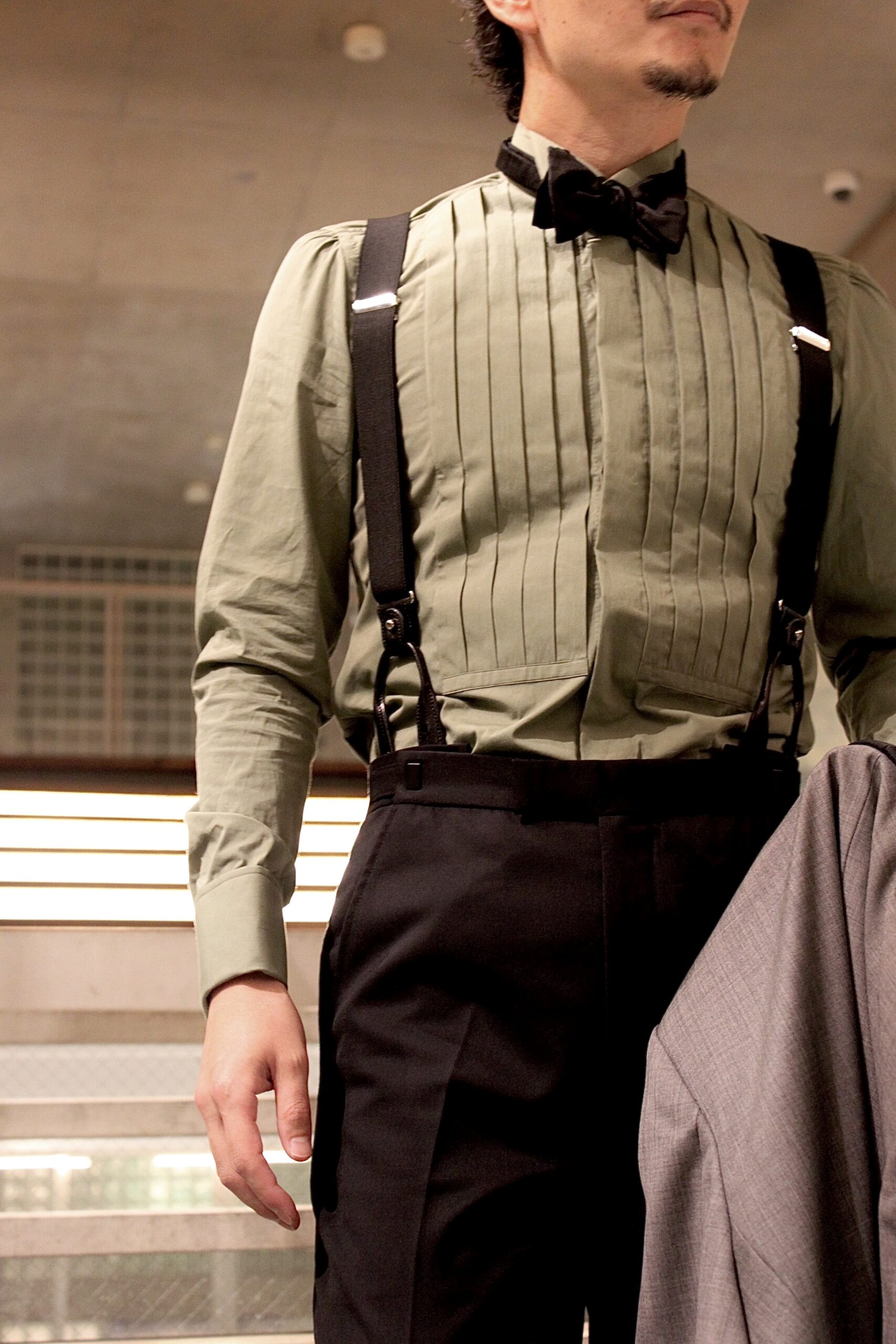 新作の100handsのカーキのシャツはおしゃれな男性に