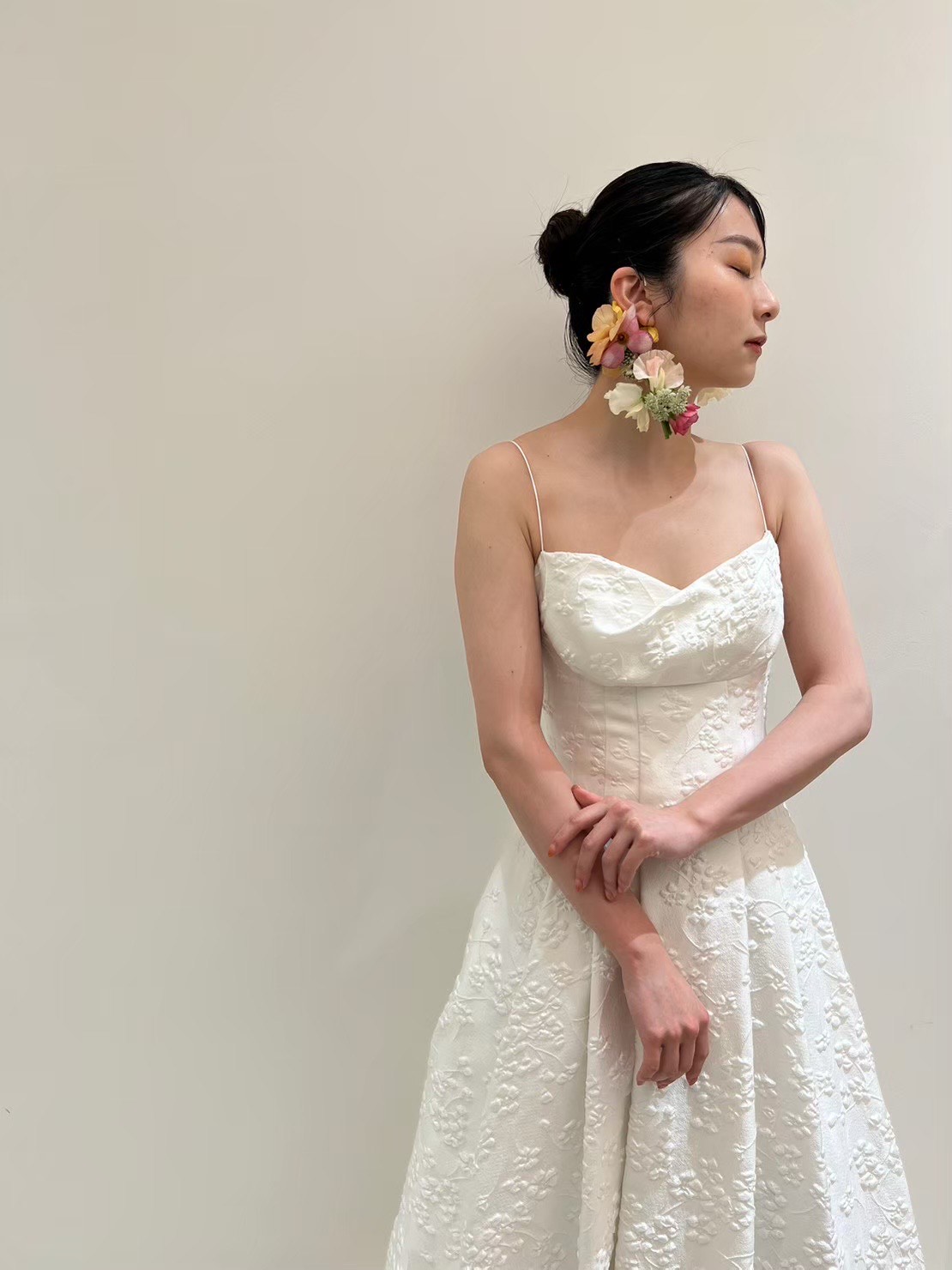 トリートドレッシング神戸店に入荷したレラローズのすっきりしたAラインと桜モチーフのジャガード生地が美しい新作ウェディングドレスとトレンドのイヤーカフを合わせたコーディネートのご紹介