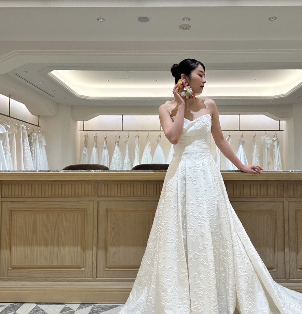 トリートドレッシング神戸店で神戸エリアのおしゃれな花嫁におすすめしたいレラローズの桜モチーフのジャガード生地が目を引く新作ウェディングドレスとコーディネートのご紹介