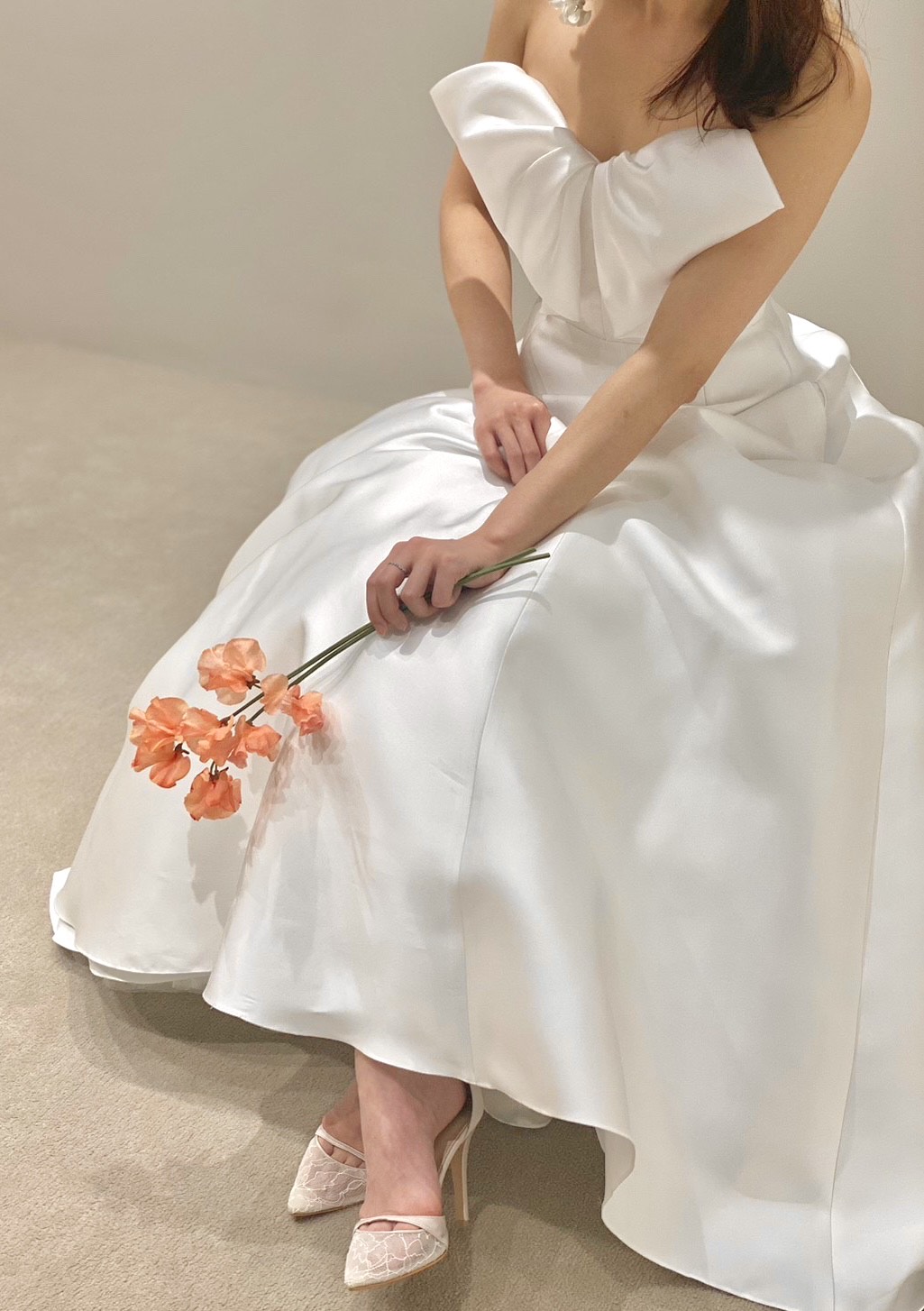 レースがあしらわれたブラッシュピンクのクラージュのウェディングシューズ