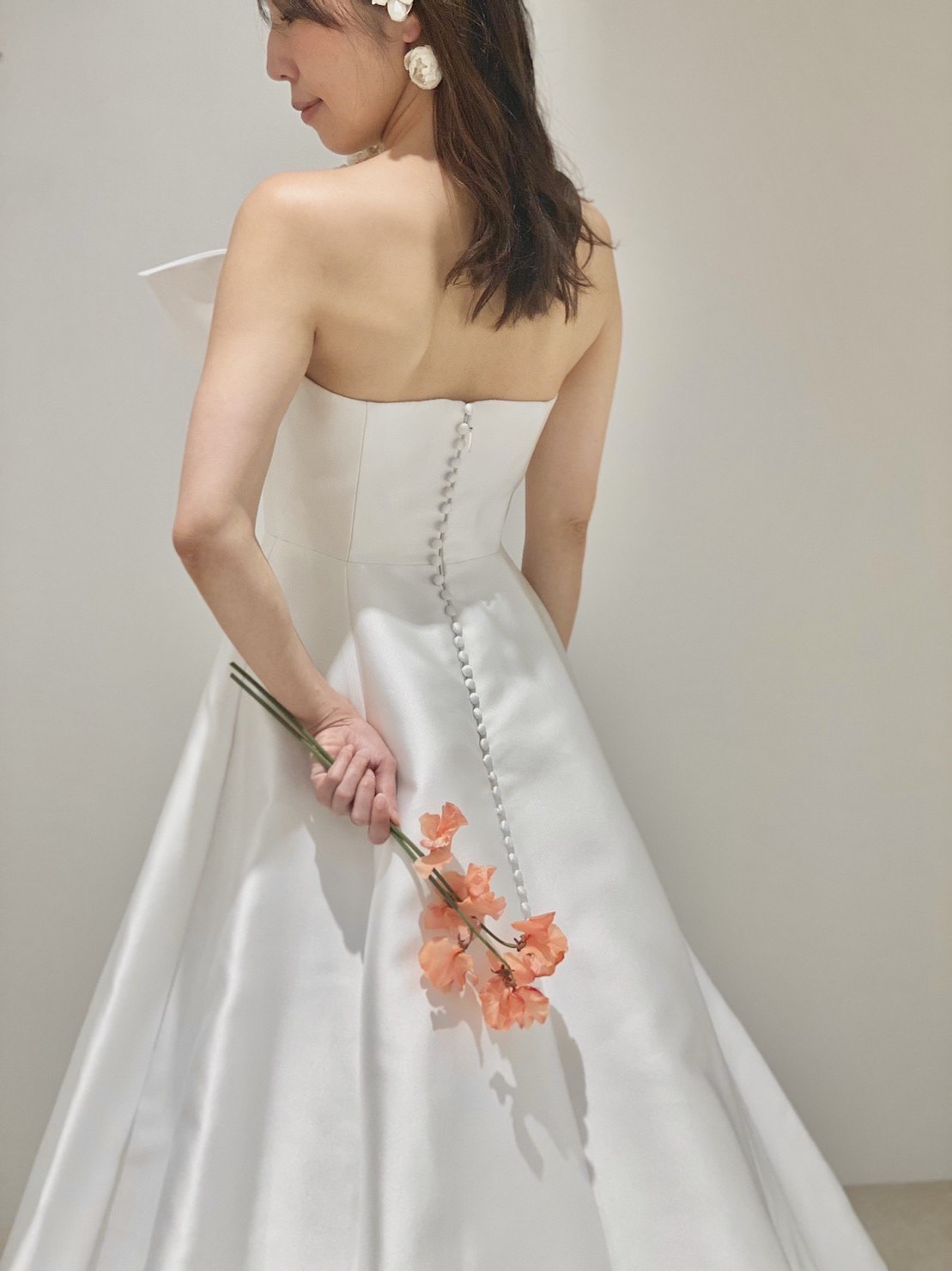 ザ トリート ドレッシング大阪店よりご紹介するくるみボタンがあしらわれたウェディングドレス